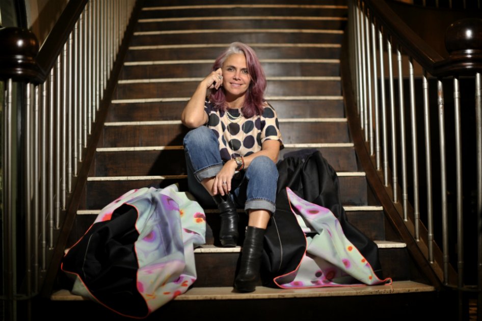 La diseñadora colombiana María Clara Restrepo junto con las faldas de las artesanas de Cucunubá rediseñadas para su marca/ Foto: Gustavo Torrijos - El Espectador