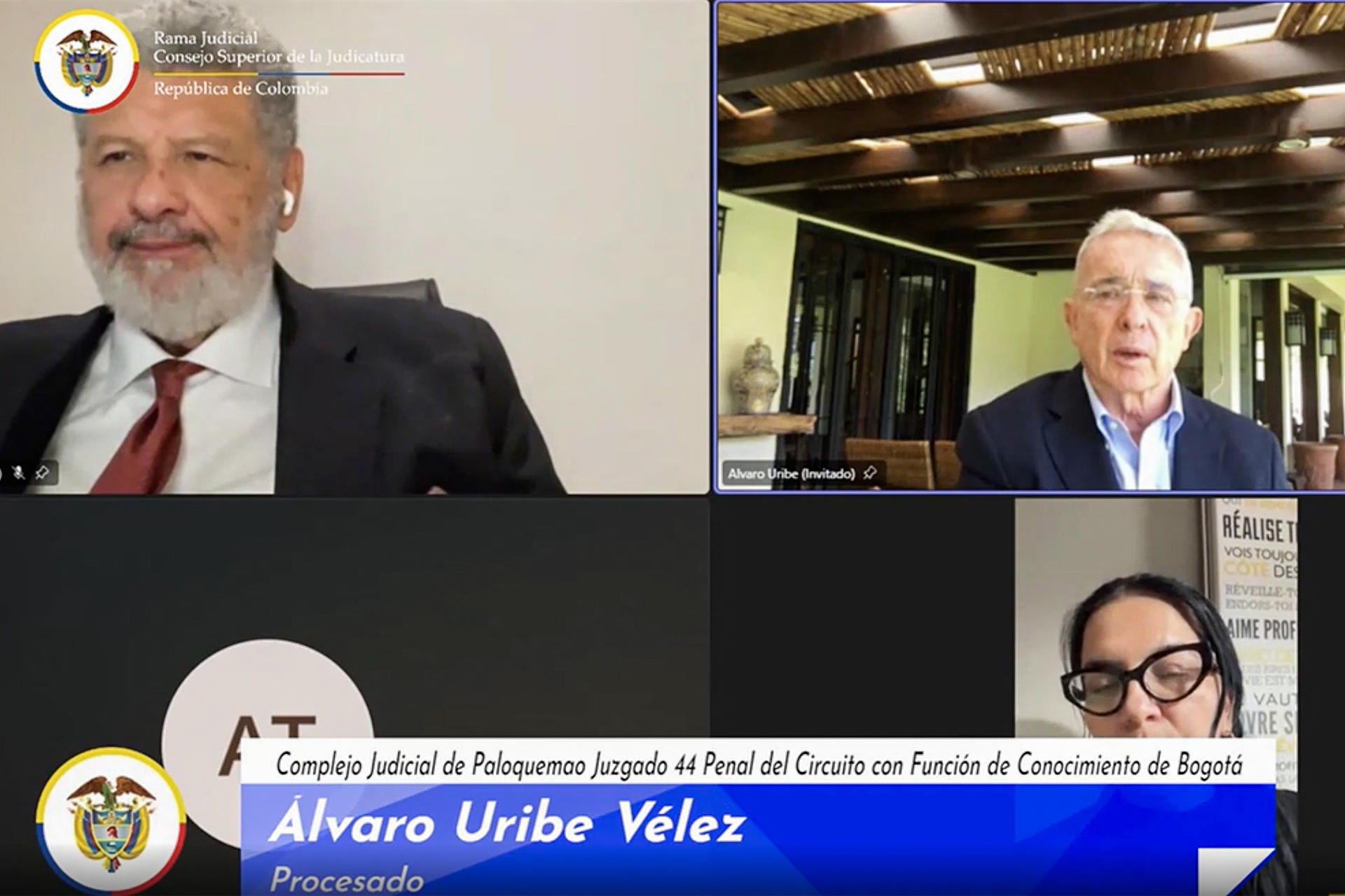BOG400. BOGOTÁ (COLOMBIA), 28/07/2025.- Captura de video del Complejo Judicial de Paloquemao que muestra al abogado Jaime Granados (i) y al expresidente de Colombia Álvaro Uribe (d), durante una audiencia que se realiza este lunes, en Bogotá (Colombia). La jueza Sandra Heredia, que lleva el caso contra el expresidente colombiano Álvaro Uribe por fraude procesal y soborno a testigos, inició la lectura del sentido del fallo del juicio, una decisión que tiene en vilo al país porque podría llevar a la cárcel al exmandatario. EFE/Captura de video del Complejo Judicial de Paloquemao /SOLO USO EDITORIAL/NO VENTAS/ SOLO DISPONIBLE PARA ILUSTRAR LA NOTICIA QUE ACOMPAÑA (CRÉDITO OBLIGATORIO)