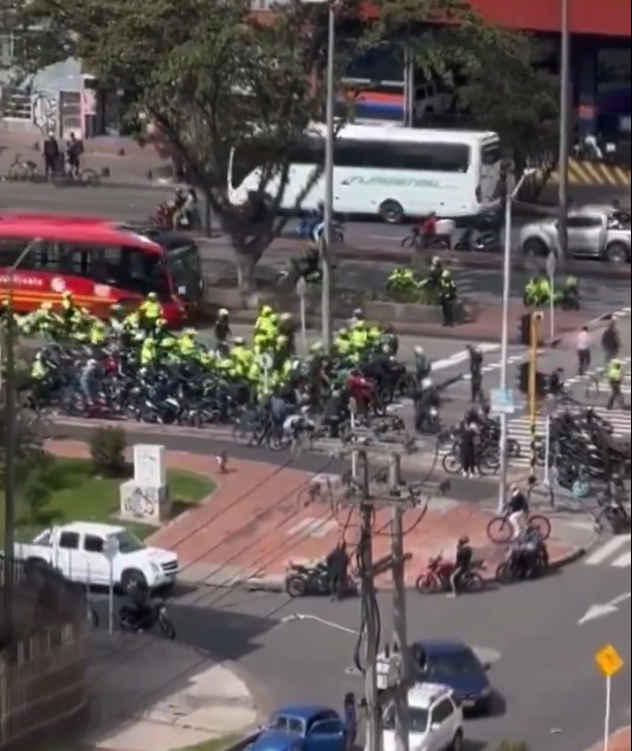 Movilidad 19 de abril: enfrentamientos entre policías y motociclistas en la calle 80