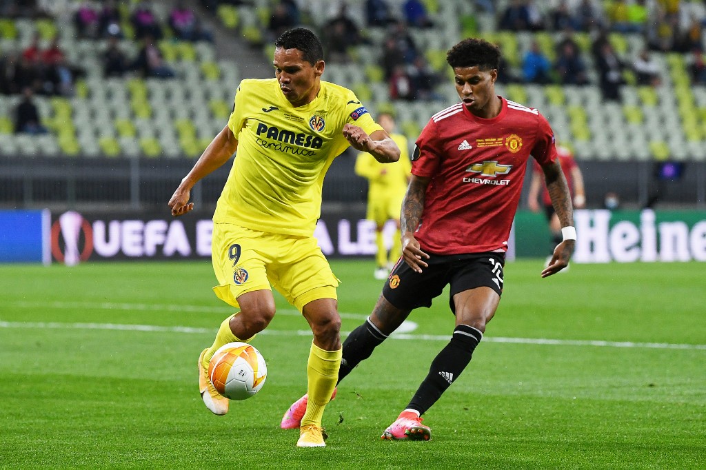Carlos Bacca (izq.), durante la final de la Uefa Europa League 2020/21, entre Villarreal y Manchester United.