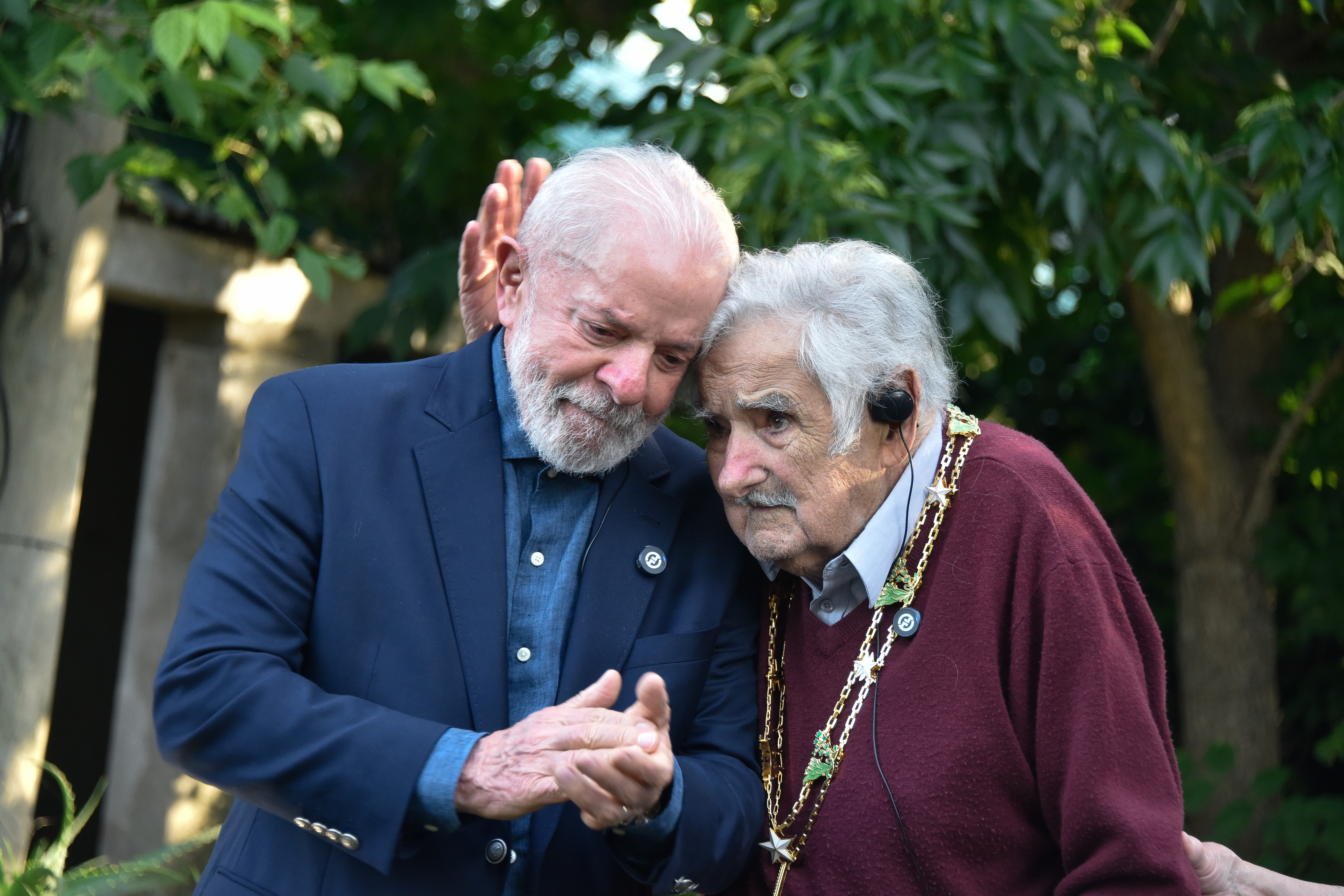 Abrazados y agarrados del brazo: la foto del reencuentro entre Lula y Pepe Mujica
