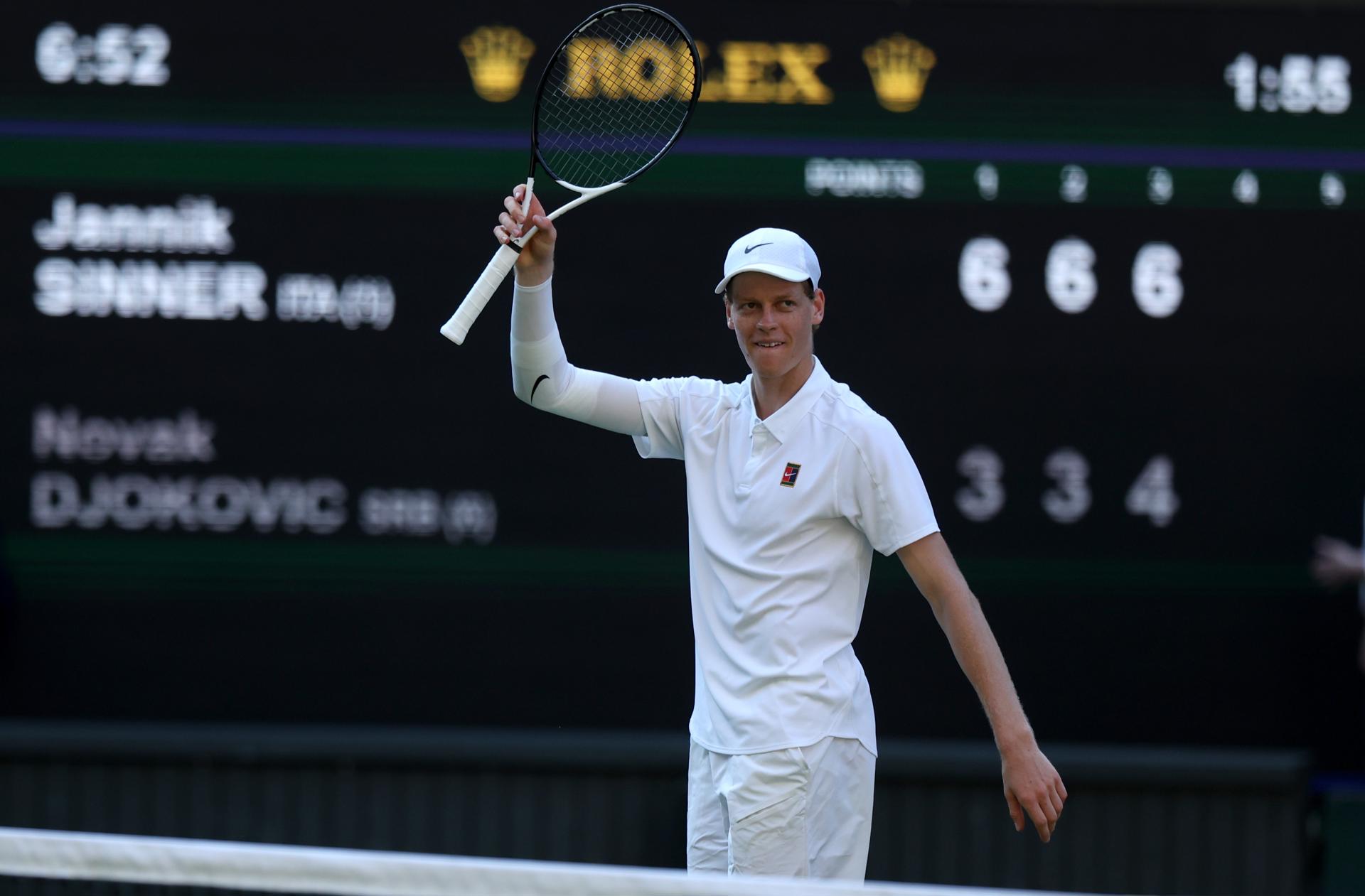 Wimbledon (United Kingdom), 11/07/2025.- Jannik Sinner of Italy celebrates winning the Men's Singles semi-finals match against Novak Djokovic of Serbia at the Wimbledon Championships, Wimbledon, Britain, 11 July 2025. (Tenis, Italia, Reino Unido) EFE/EPA/NEIL HALL EDITORIAL USE ONLY
