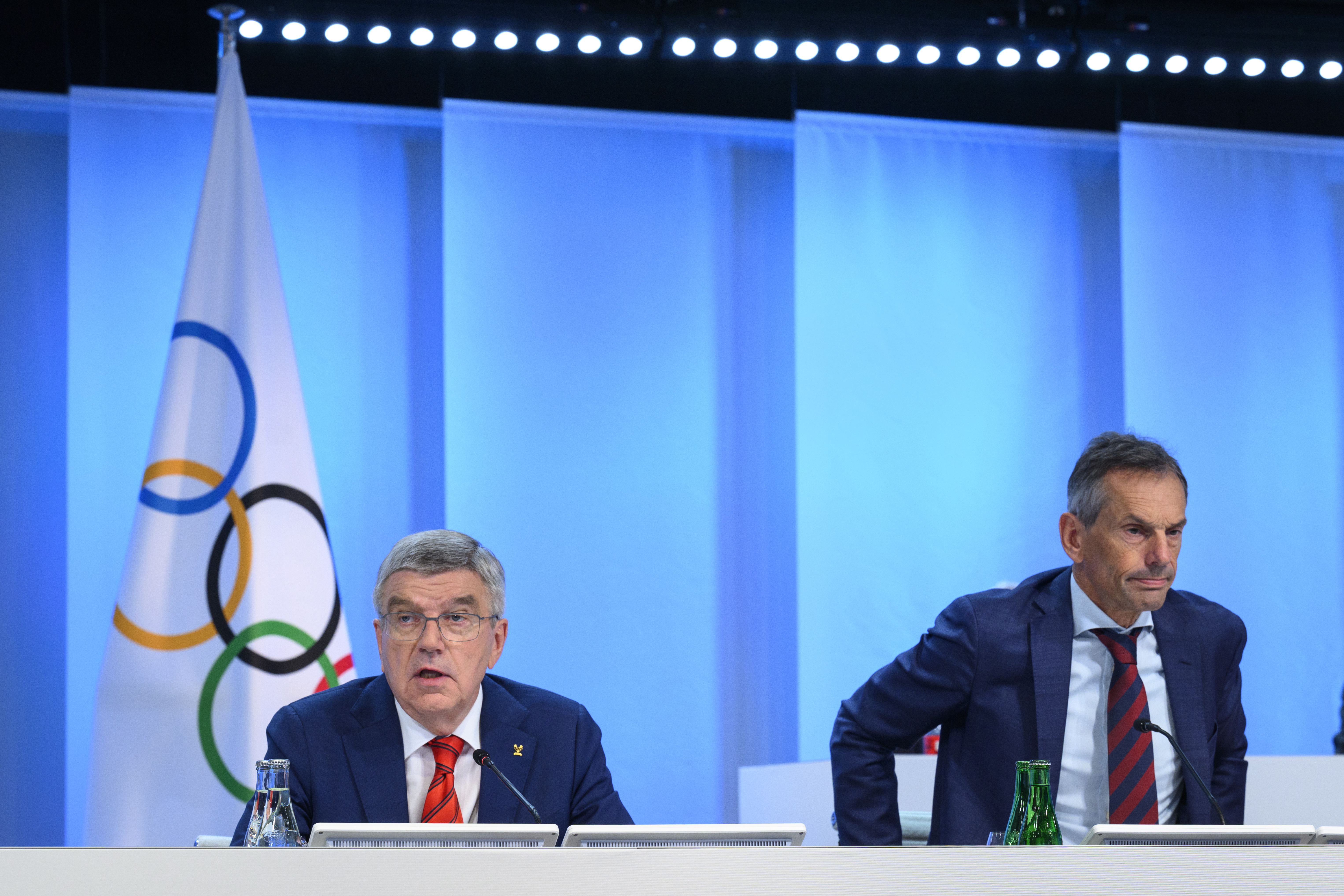 Lausanne (Switzerland), 22/06/2023.- International Olympic Committee (IOC) President Thomas Bach (L) speaks next to IOC Director General Christophe de Kepper during the 140th IOC Session at the Olympic House, in Lausanne, Switzerland, 22 June 2023. (Suiza, Estados Unidos) EFE/EPA/LAURENT GILLIERON