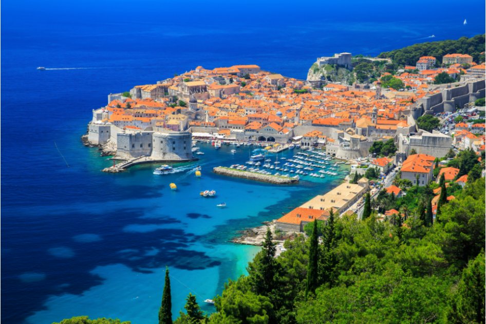 La extraordinaria fortaleza de Dubrovnik, en Croacia, alberga uno de los castillos más famosos de la televisión en los últimos tiempos: la Fortaleza Roja, hogar de los reyes de la aclamada serie ‘Game of Thrones’. La llamada “perla del Adriático” sorprende a los turistas con sus panorámicas de aguas cristalinas e inmaculadas edificaciones antiguas, que le merecieron ser declarada Patrimonio de la Humanidad por la Unesco. / Foto: iStock