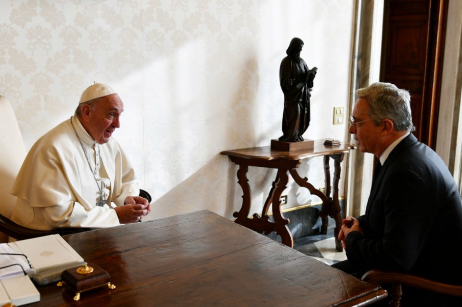 En reunión con el papa Francisco, Uribe reiteró a Santos que permita cambios en el acuerdo de paz