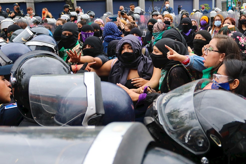 México: Mujeres protestaron en sede de la Fiscalía por abuso policial y feminicidios
