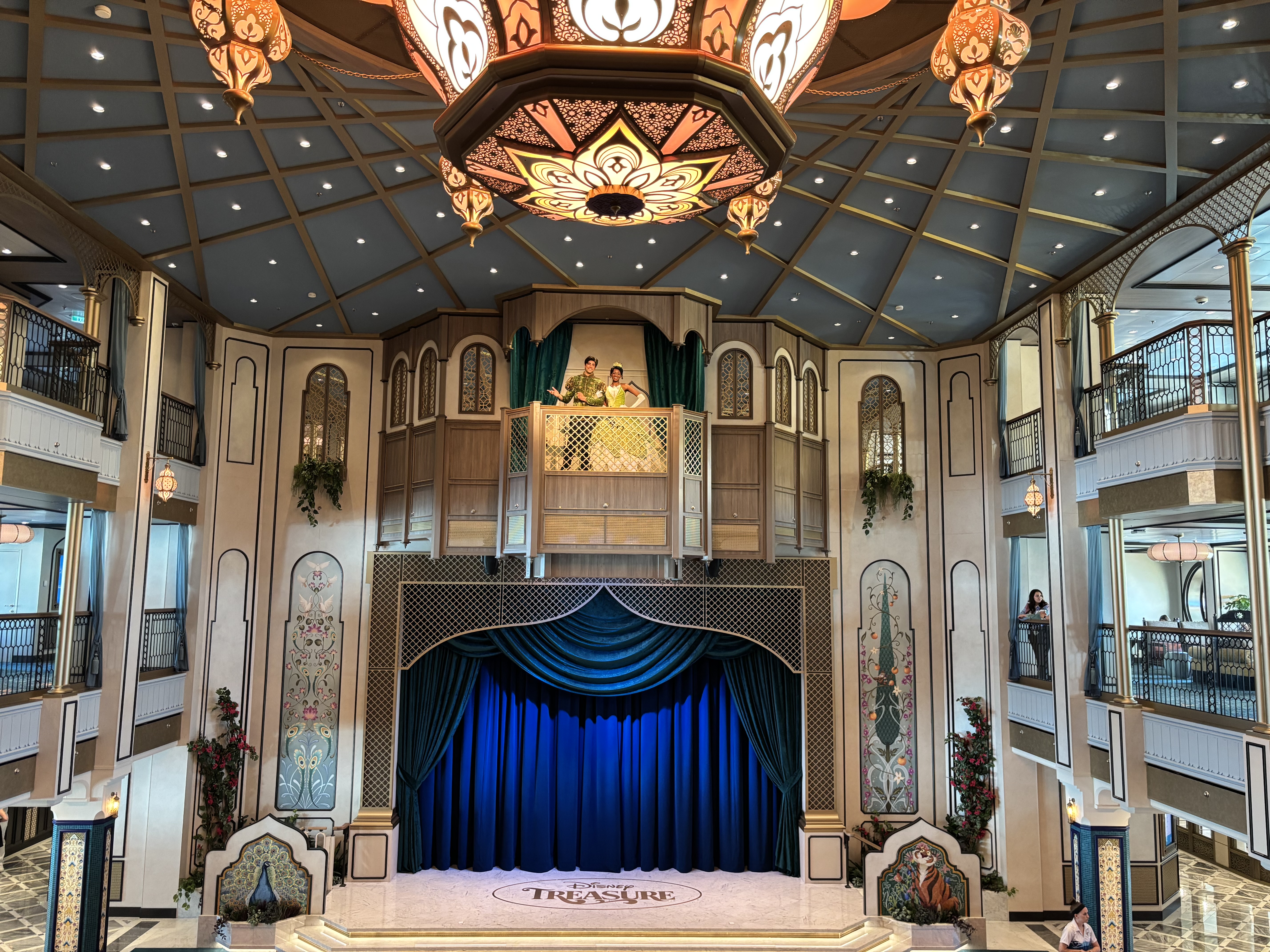 El Gran Salón encarna el tema de aventura del barco y se basa en influencias del mundo real de Asia y África, así como de la encantadora tierra de Agrabah de la película de Walt Disney Animation Studios, "Aladdín".