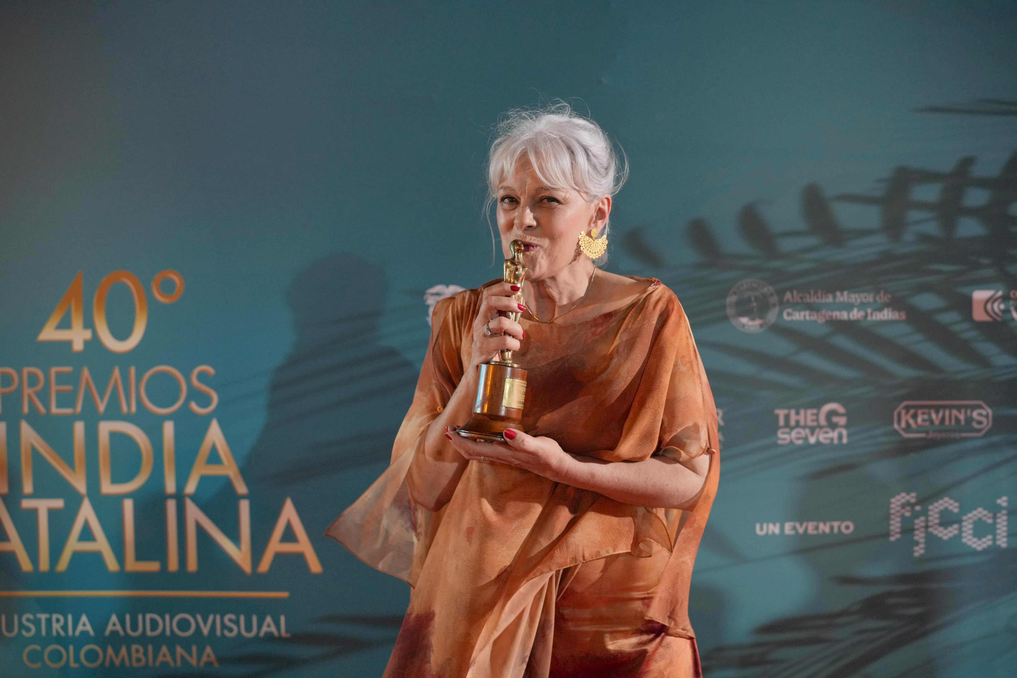 María Cecilia Botero recibió el Premio Víctor Nieto a Toda una Vida en 2020, pero por la pandemia no recibió el homenaje como se merecía. Cuatro años después recibe su estatuilla en medio de los aplausos de los asistentes a la Plaza de la Aduana.