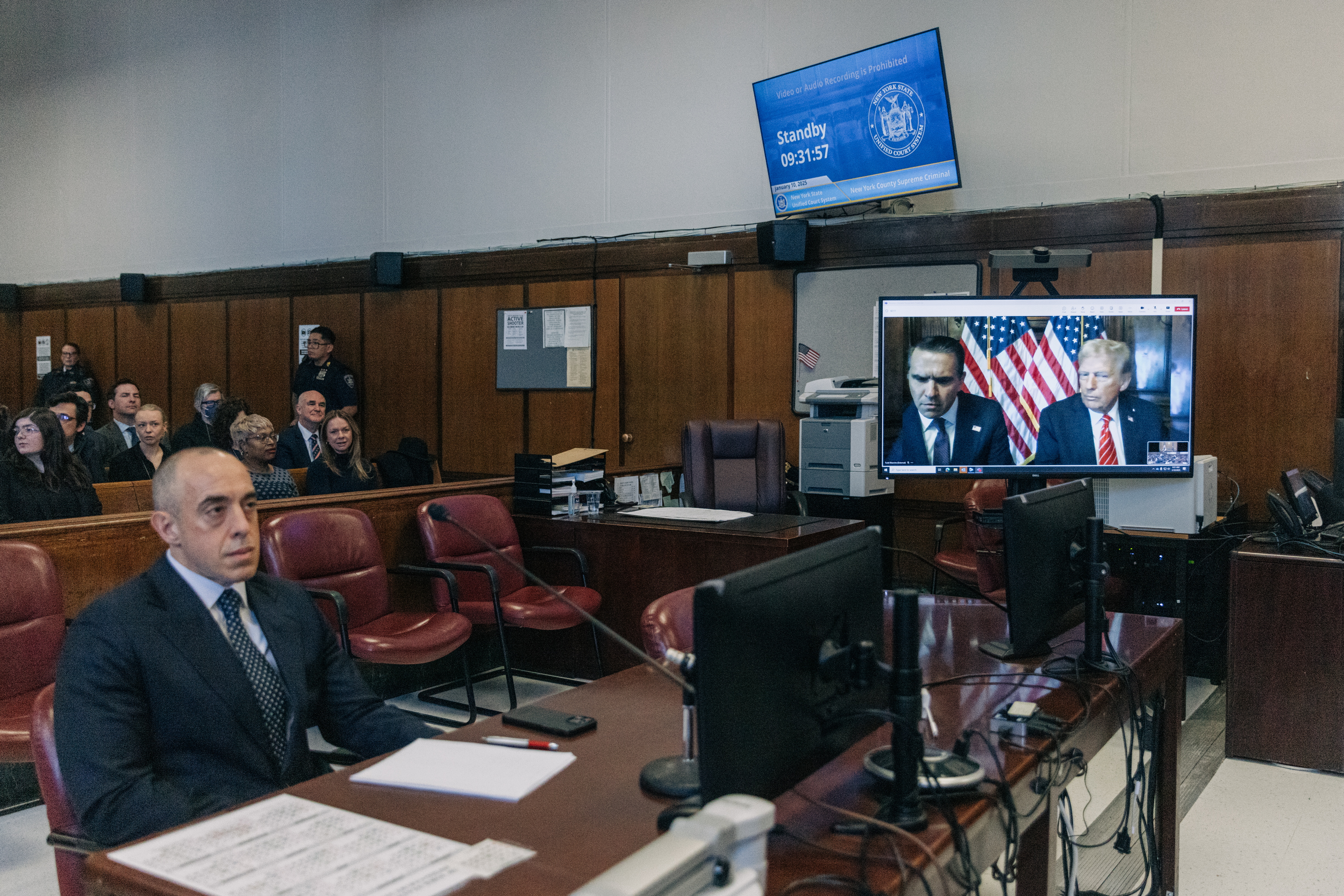 New York (United States), 10/01/2025.- Attorney Emil Bove (L) looks on as former US President and president-elect Donald Trump and his attorney Todd Blanche appear on a screen remotely for a sentencing hearing in Trump's hush money criminal case in front of New York State Judge Juan Merchan at Manhattan criminal court in New York, USA, 10 January 2025. The US Supreme Court cleared the way for Trump's sentencing in his hush money criminal case he prepares to begin his second term in office. (Nueva York) EFE/EPA/JEENAH MOON / POOL