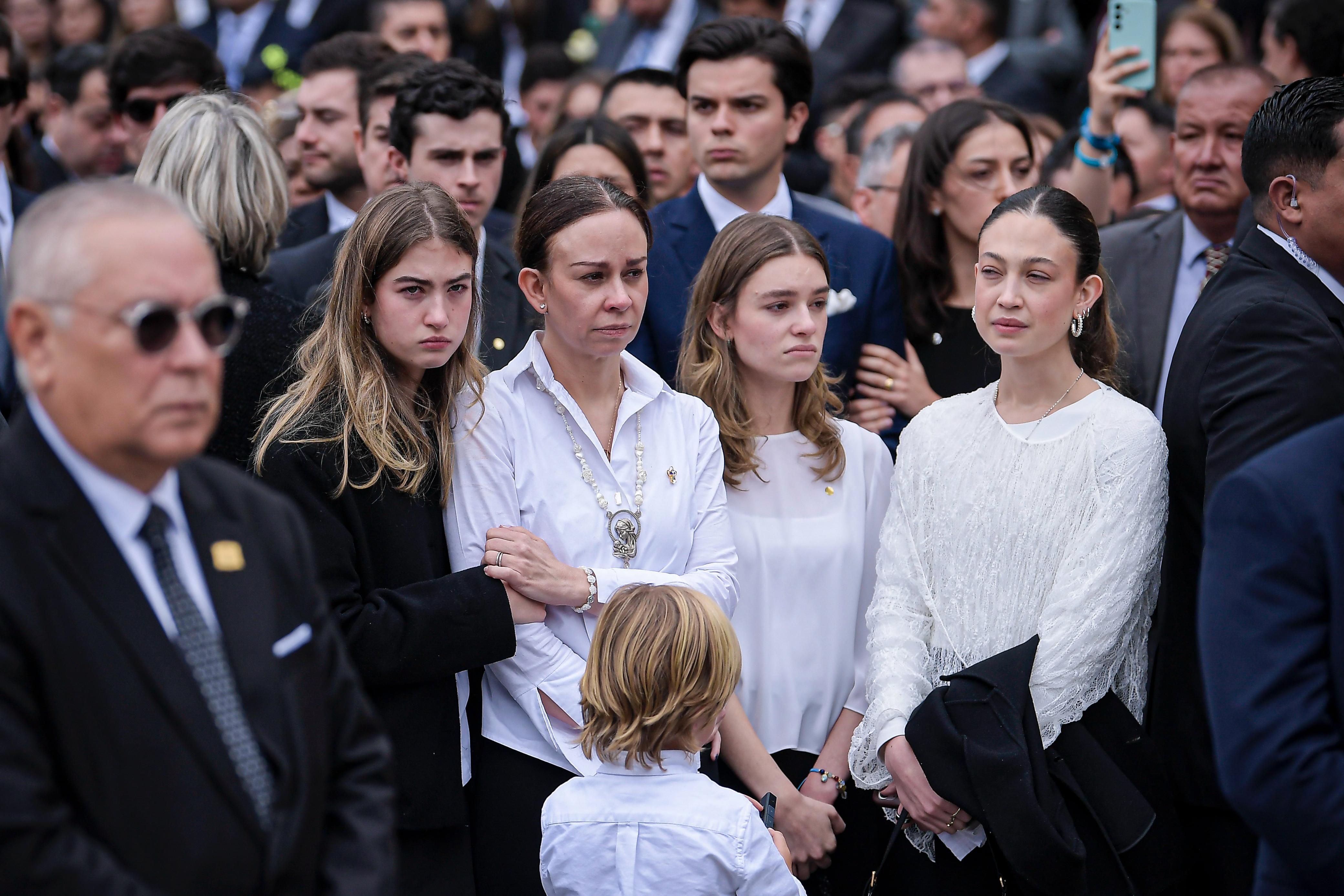 María Claudia Tarazona, sus tres hijas y su hijo Alejandro se despiden de Miguel Uribe en el Cementerio Central.