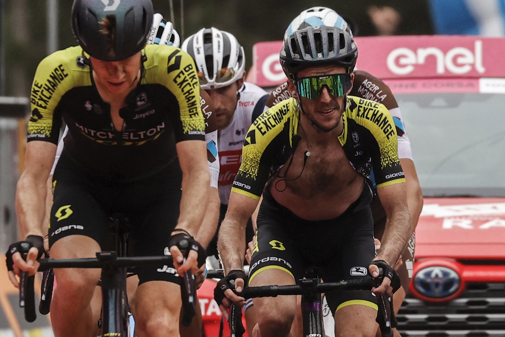 Simon Yates, positivo para COVID-19 y se retiró del Giro de Italia