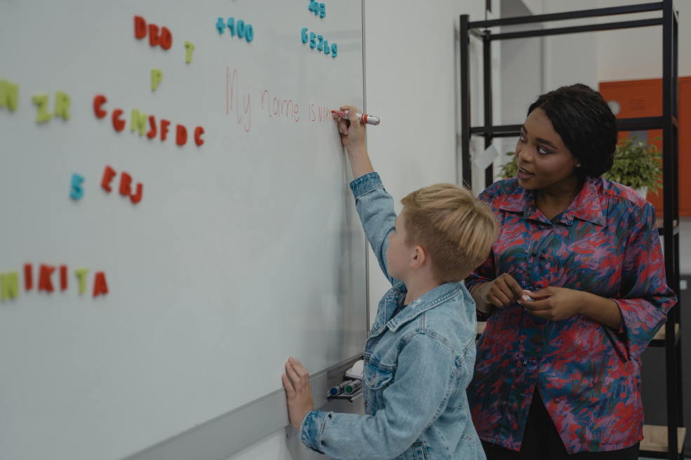 Leer, oír, hablar o escribir en inglés: esto deben aprender primero los niños