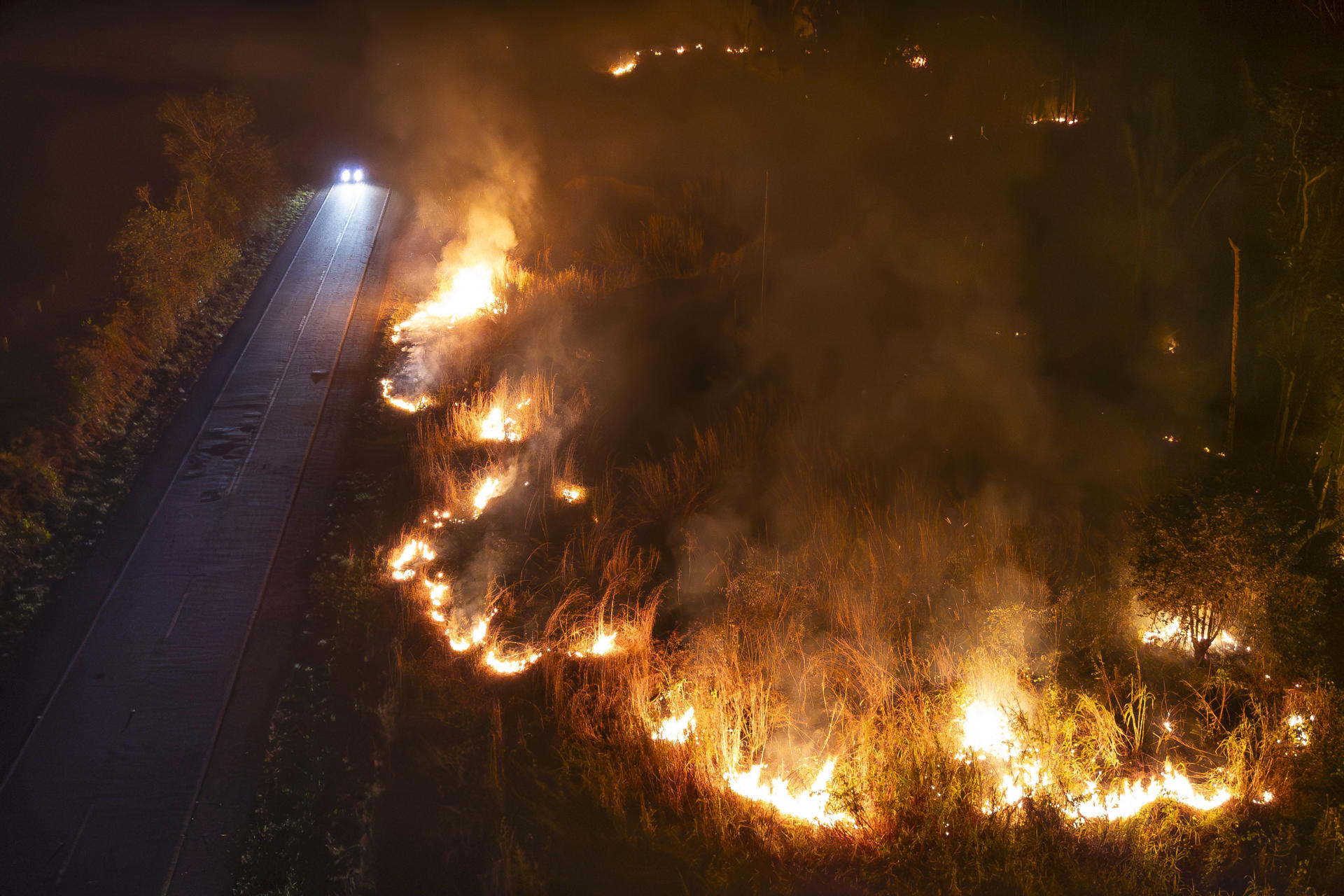 AME8654. BOGOTÁ (COLOMBIA), 26/06/2025.- Fotografía aérea de archivo del 12 septiembre de 2024 de un incendio forestal en el BR 364 en el estado de Rondonia (Brasil). El fuego, y no la sierra mecánica, es el nuevo gran enemigo de la Amazonía, un escenario provocado por el cambio climático y que acarrea lecciones para el combate a la deforestación, según datos recientes y expertos consultados por EFE. EFE/ Isaac Fontana ARCHIVO
