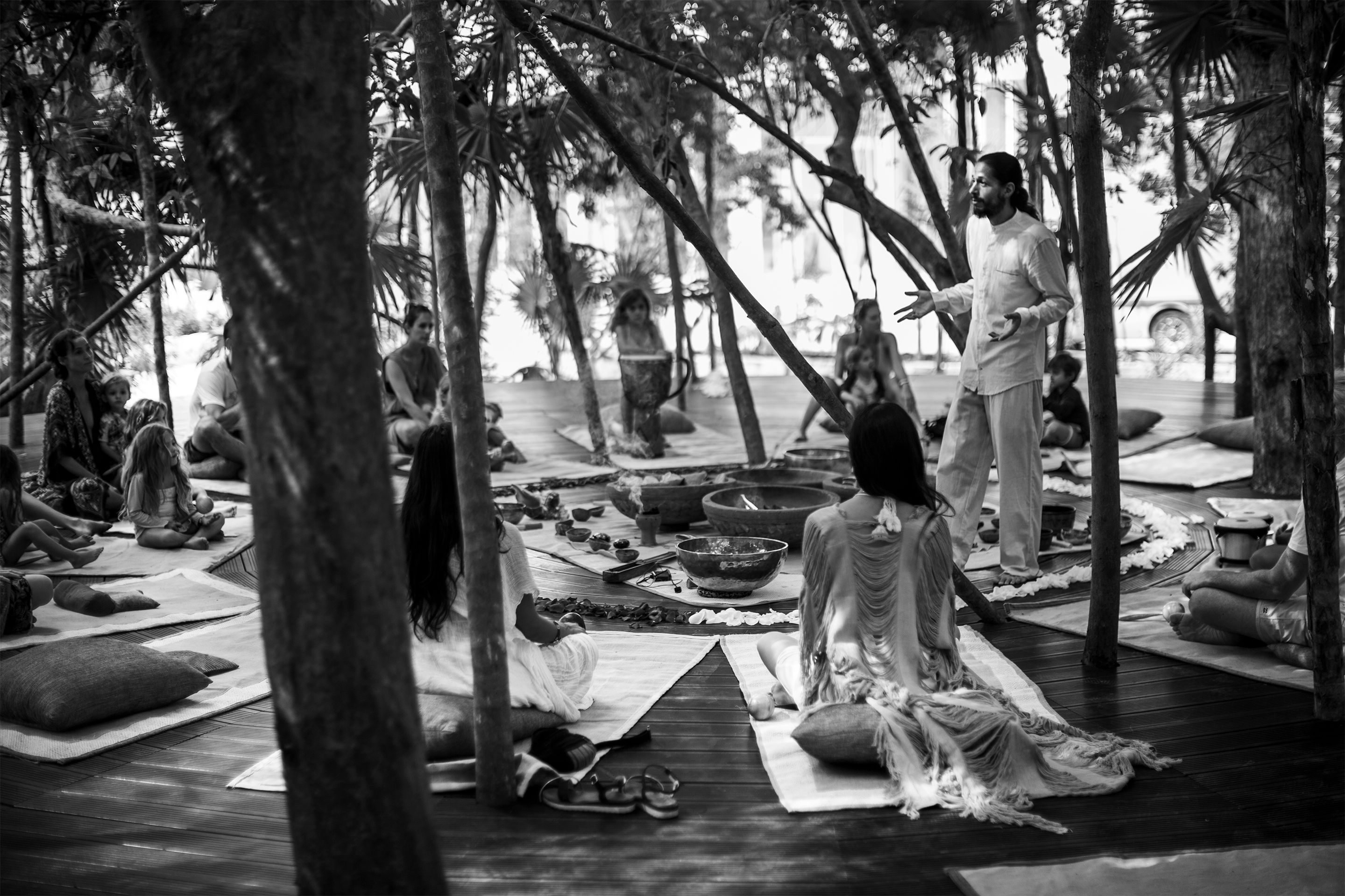 Una de las joyas de la experiencia es el programa Arquitectos de la Vida, dirigido por el Chamán Balder, que trabaja en el resort. Junto con guías y maestros visitantes seleccionados cuidadosamente, Balder guiará a los huéspedes a través de rituales como ceremonias del cacao, yoga, curación con sonido multi vibracional, meditación, ceremonias con plantas y prácticas antiguas que inspiran la reflexión, la exploración y la conexión.