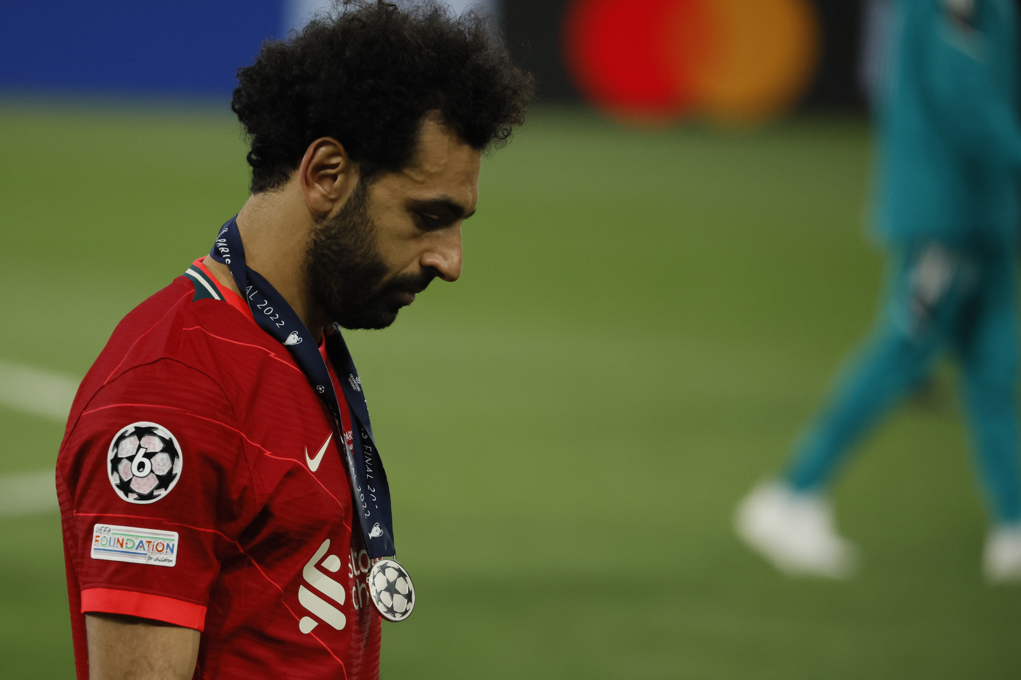 PARÍS, 28/05/2022.- El delantero egipcio del Liverpool Mohamed Salah con la medalla de finalista tras perder ante el Real Madrid en la final de la Liga de Campeones tras caer derrotados por 1-0 en el encuentro que han disputado este sábado en el Estadio de Francia, en Saint-Denis. EFE/JuanJo Martín