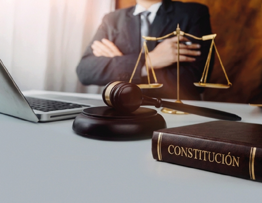 Impulse su carrera con la Especialización en Derecho Constitucional y Administrativo