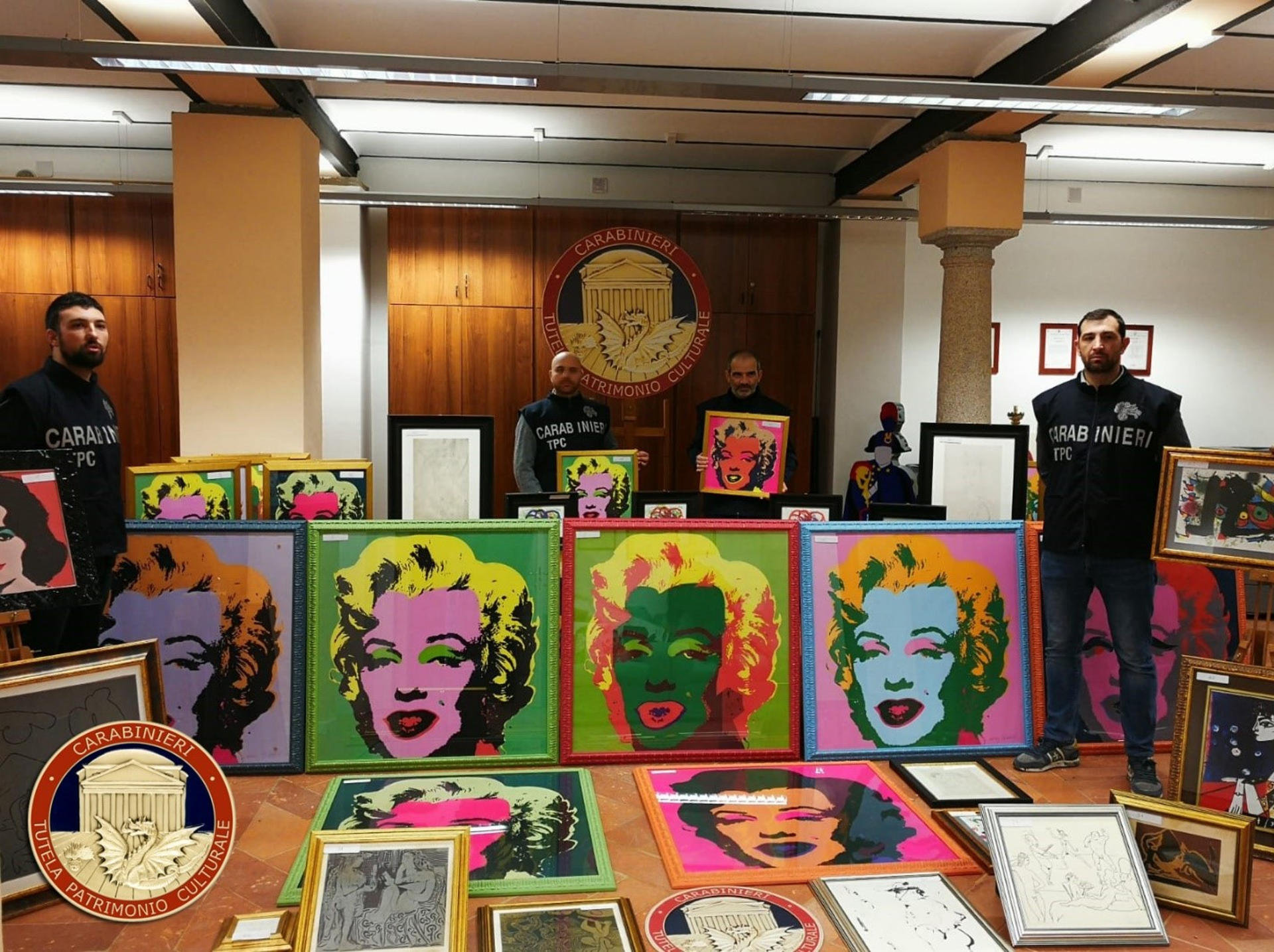 Policía italiana incautó 50 obras falsas de Warhol, Picasso y Miró