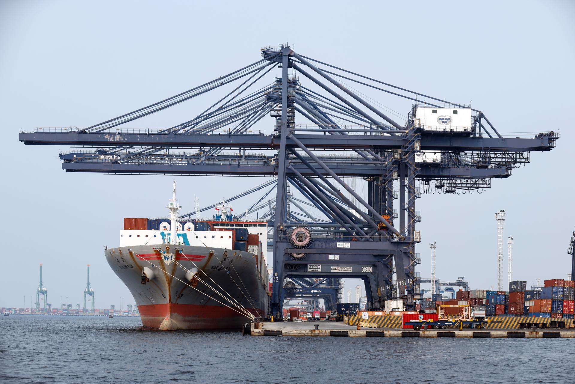 JAKARTA (Indonesia), 16/07/2025.- Container ships are unloaded at the Tanjung Priok port, operated by the Indonesian state-owned PT Pelindo, in Jakarta, Indonesia, 16 July 2025. US government has reached a trade deal with Indonesia to lower the tariffs on Indonesian goods to 19 percent from previous 32 percent, following negotiations, according to Indonesian President Prabowo. EFE/EPA/BAGUS INDAHONO