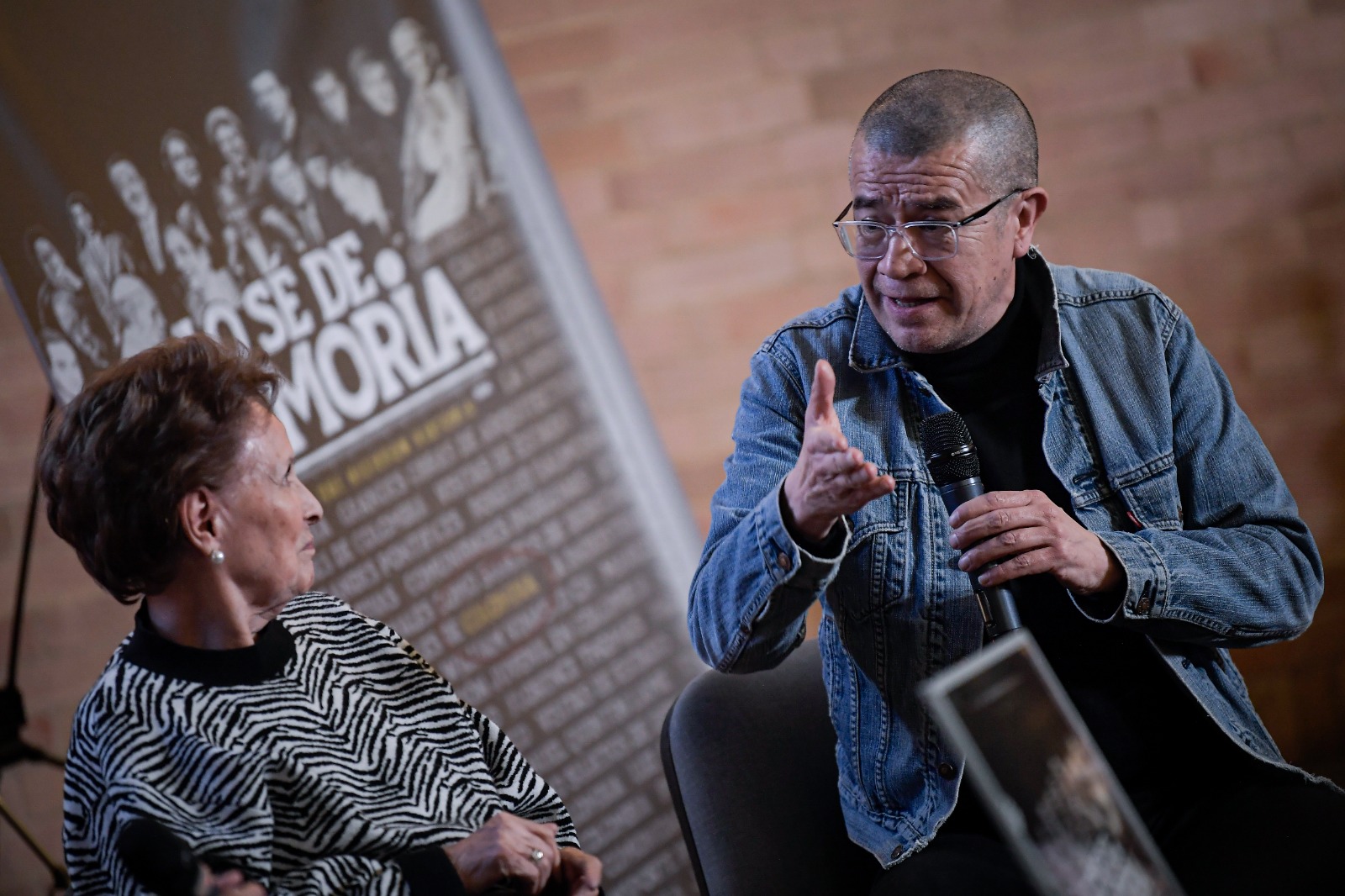 La actriz Judy Henríquez dialoga con el director y guionista Dago García durante el lanzamiento de "Lo sé de Memoria", la serie documental original de El Espectador y RTVC.