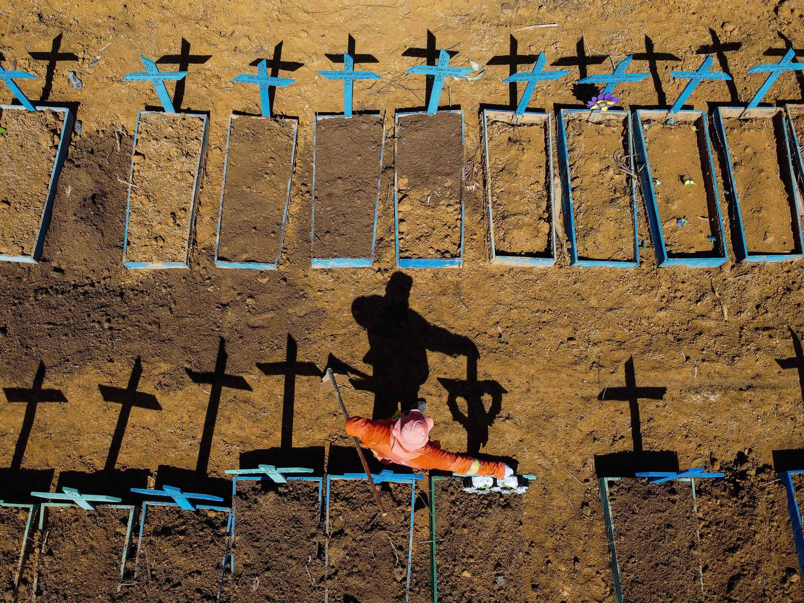 Vista aérea que muestra a un sepulturero en el cementerio de Nossa Senhora,donde las víctimas del COVID-19 son enterradas diariamente, el 2 de junio de 2020.
