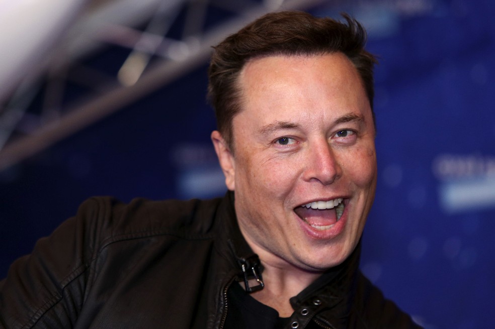 ¿Se arrepintió? Elon Musk borra trino con caricatura que retrata a un malvado Bill Gates controlando al mundo