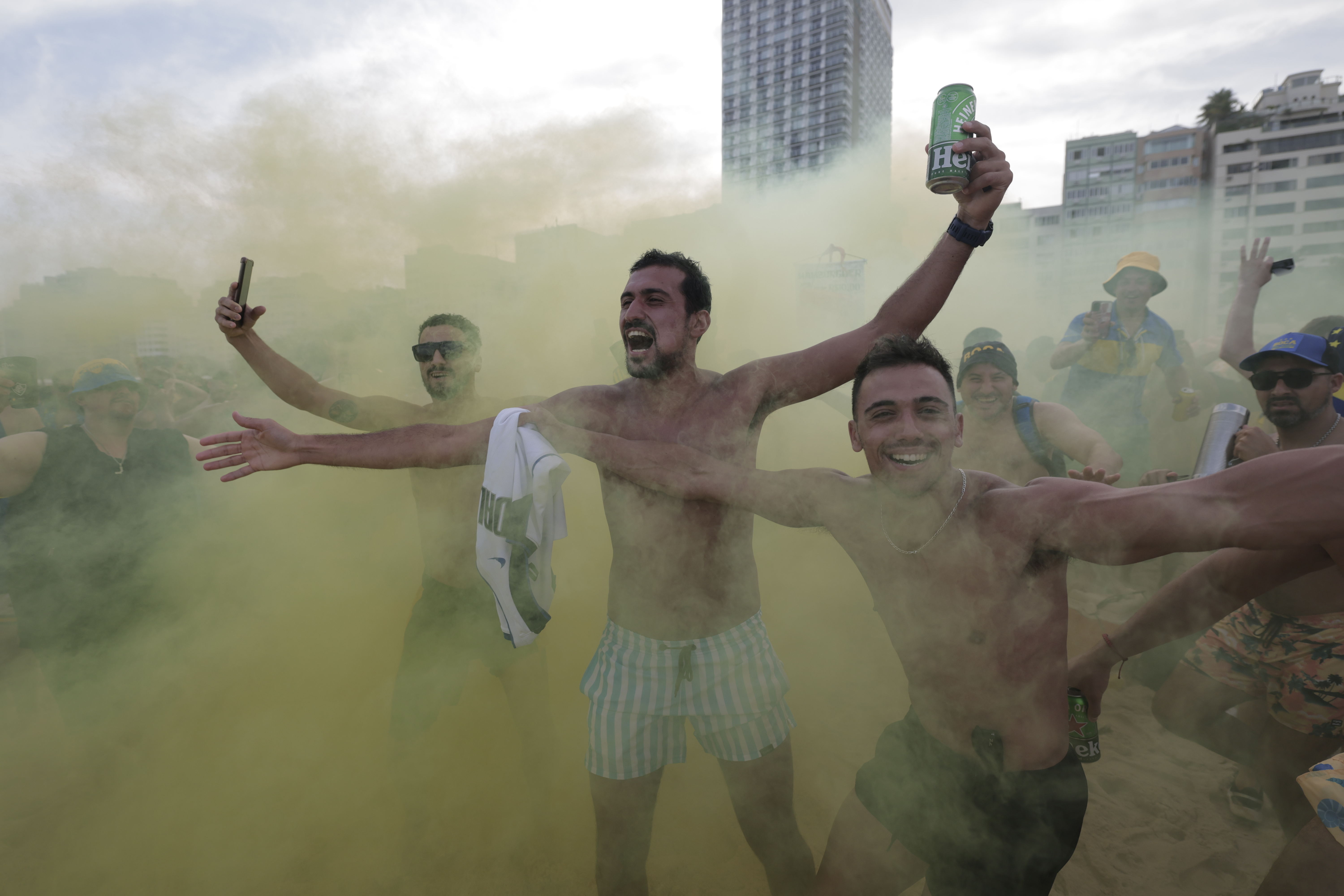 AME3746. RÍO DE JANEIRO (BRASIL), 03/11/2023.- Aficionados de Boca Juniors se reúnen para celebrar y cantar a favor de su equipo en la previa de la final de la Copa Libertadores ante Fluminense, hoy, en la playa de Copacabana, en Río de Janeiro (Brasil). La ciudad más emblemática de Brasil será anfitriona este sábado del partido por la final de Copa Libertadores 2023 entre el Boca Juniors argentino y el Fluminense brasileño. EFE/ Antonio Lacerda