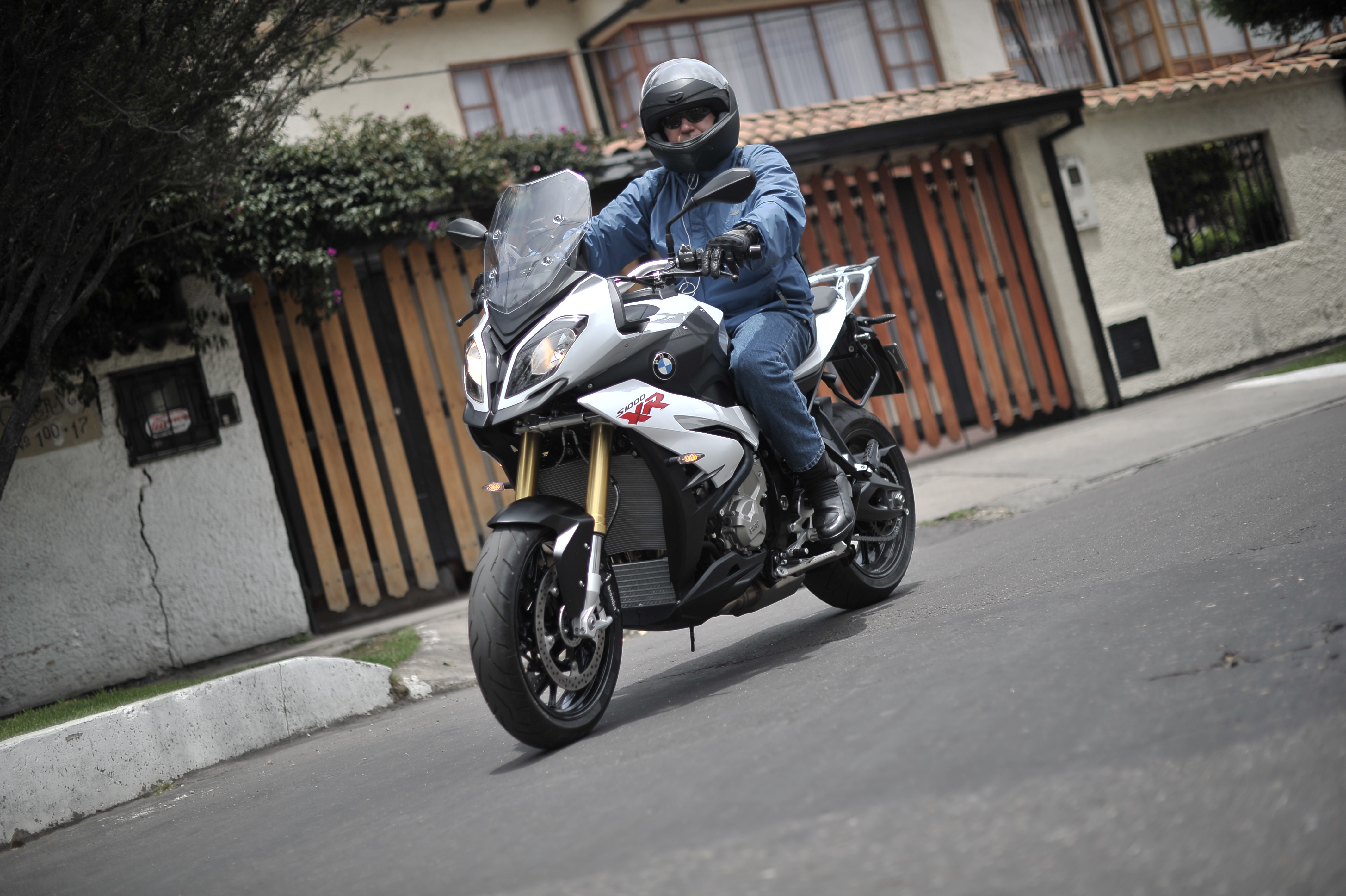 ¿Es correcto usar el embrague de la moto para frenar?