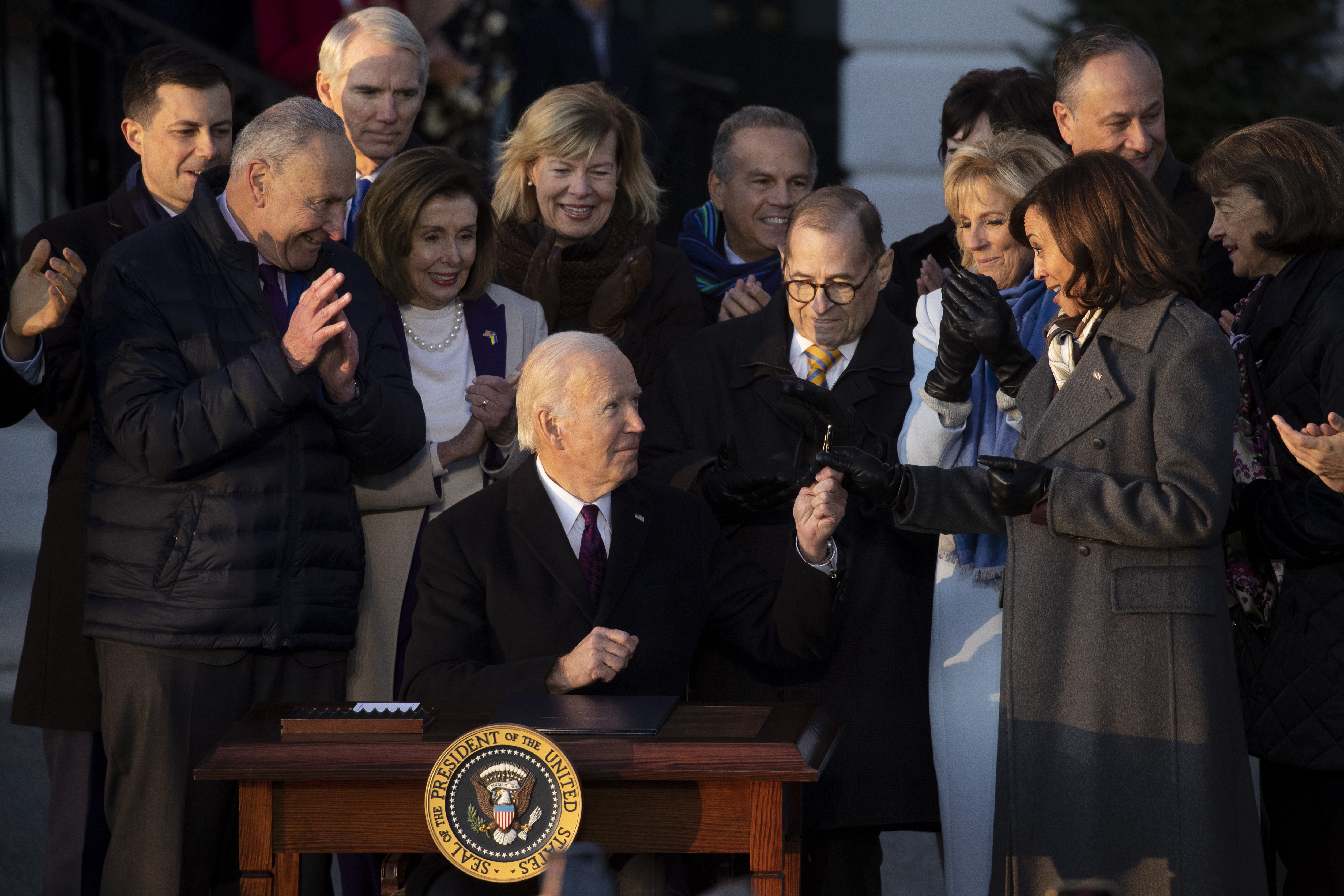 Biden firma una ley que protege el matrimonio igualitario en Estados Unidos
