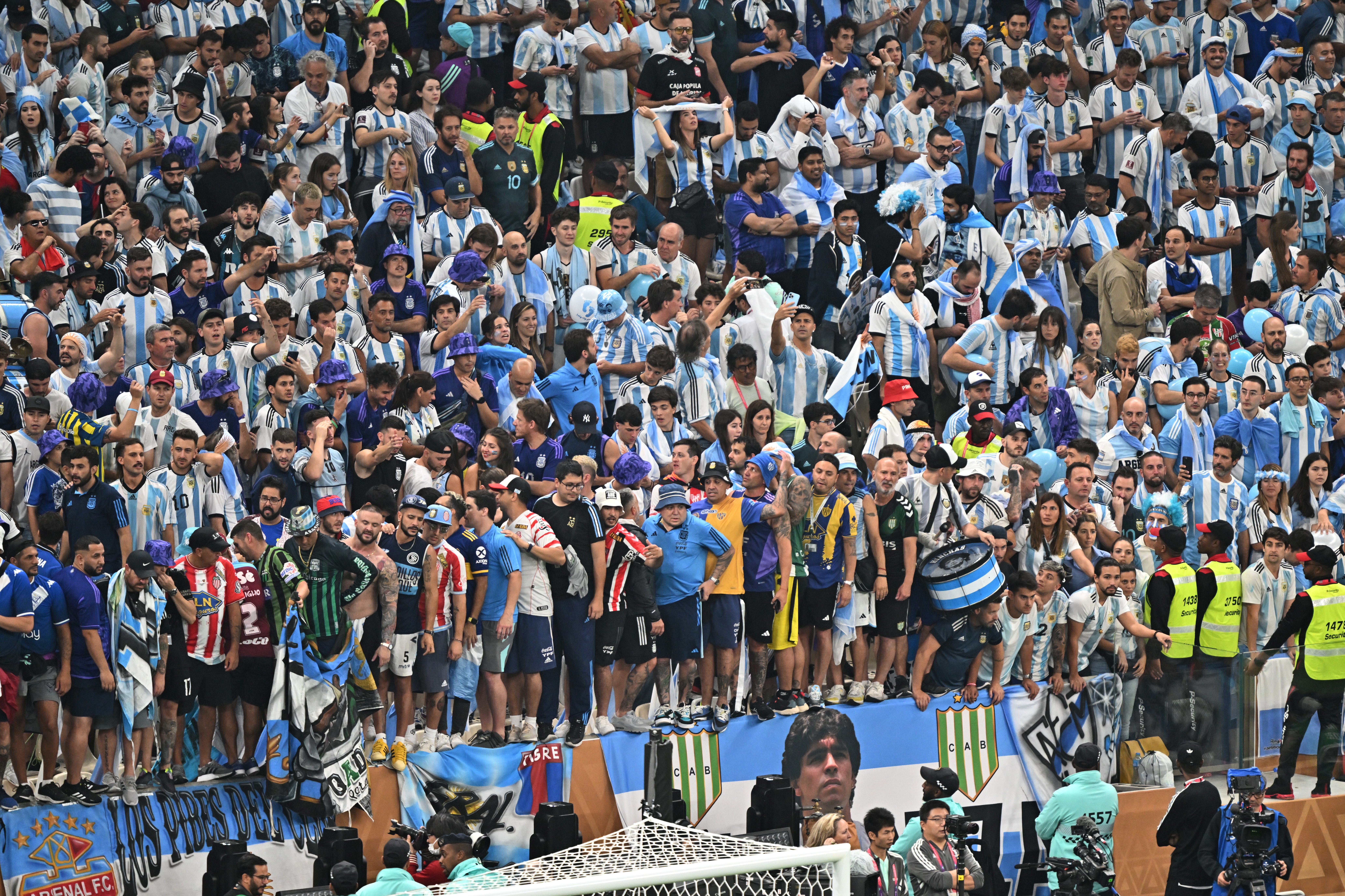 Lusail (Qatar), 18/12/2022.- Fans of Argentina wait for the start of the FIFA World Cup 2022 Final between Argentina and France at Lusail stadium, Lusail, Qatar, 18 December 2022. (Mundial de Fútbol, Francia, Estados Unidos, Catar) EFE/EPA/Noushad Thekkayil