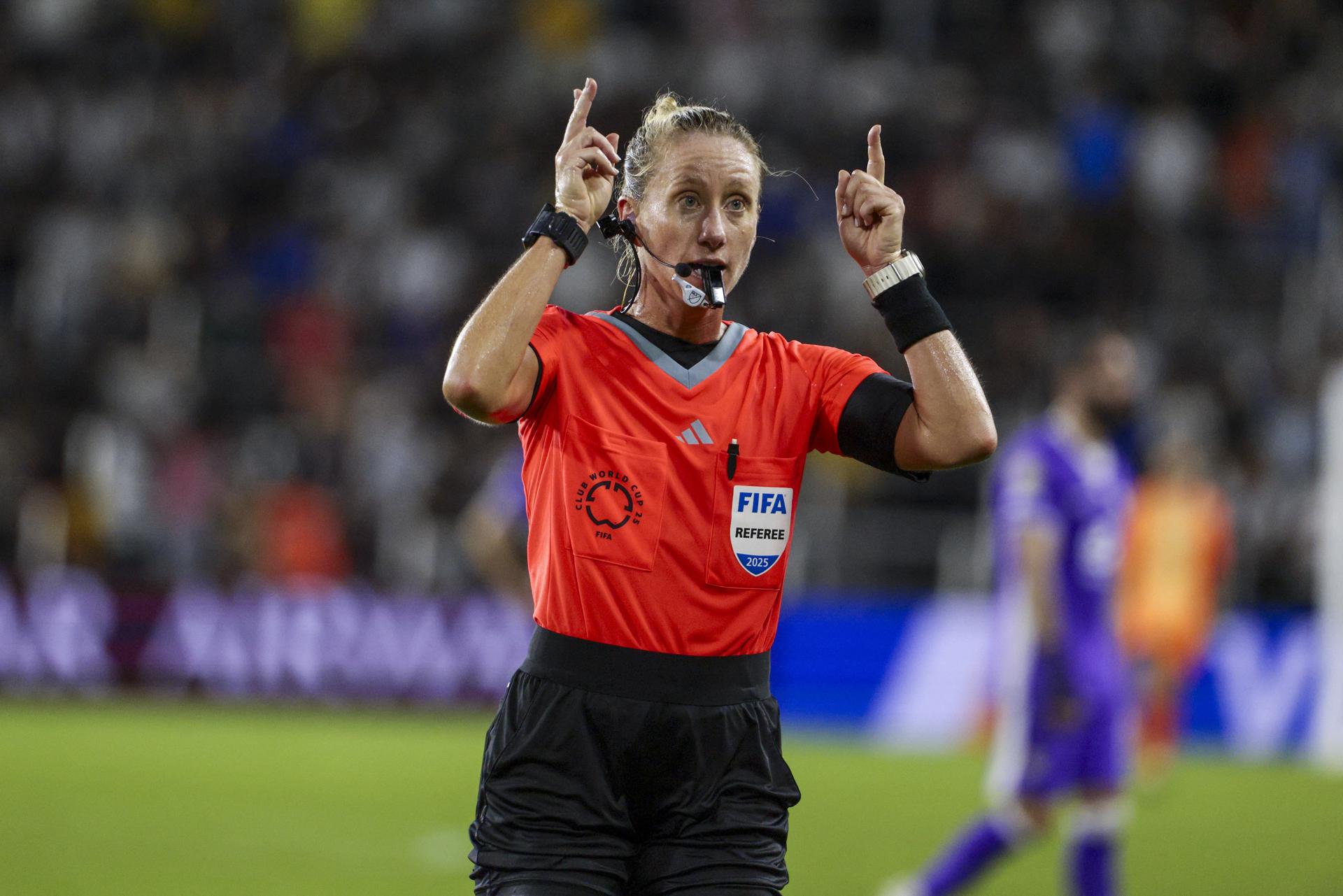 FIFA elige a seis mujeres árbitras para la Copa Mundial de Fútbol 2026