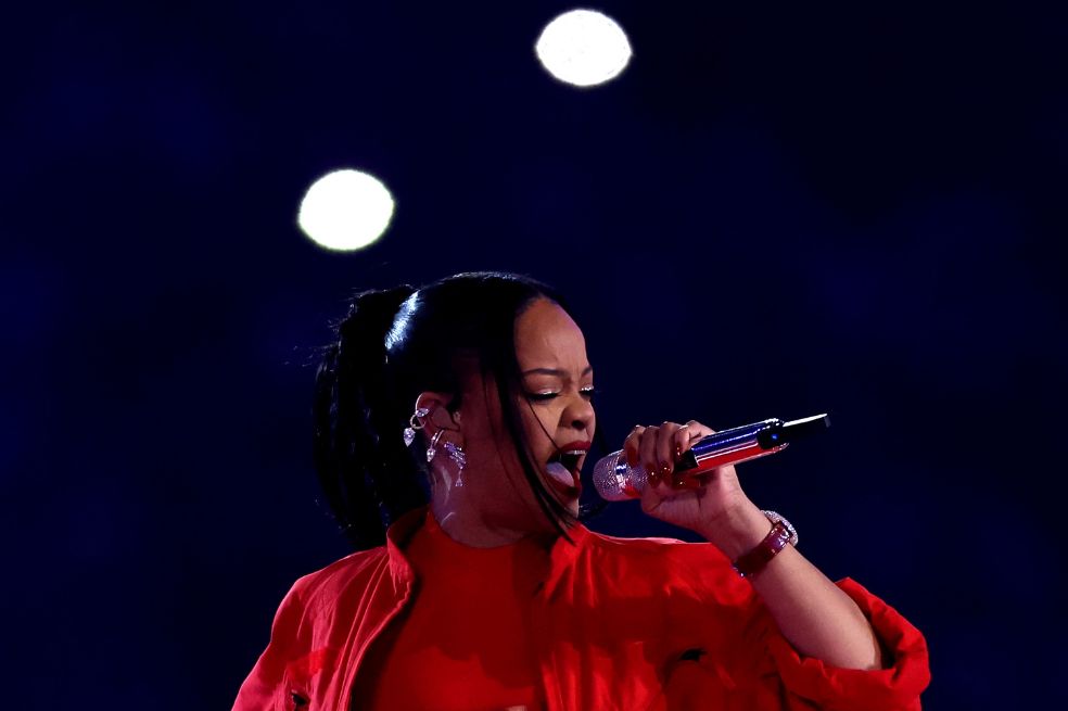 La cantante Rihanna interpretó sus mejores éxitos en el medio tiempo del Super Bowl.