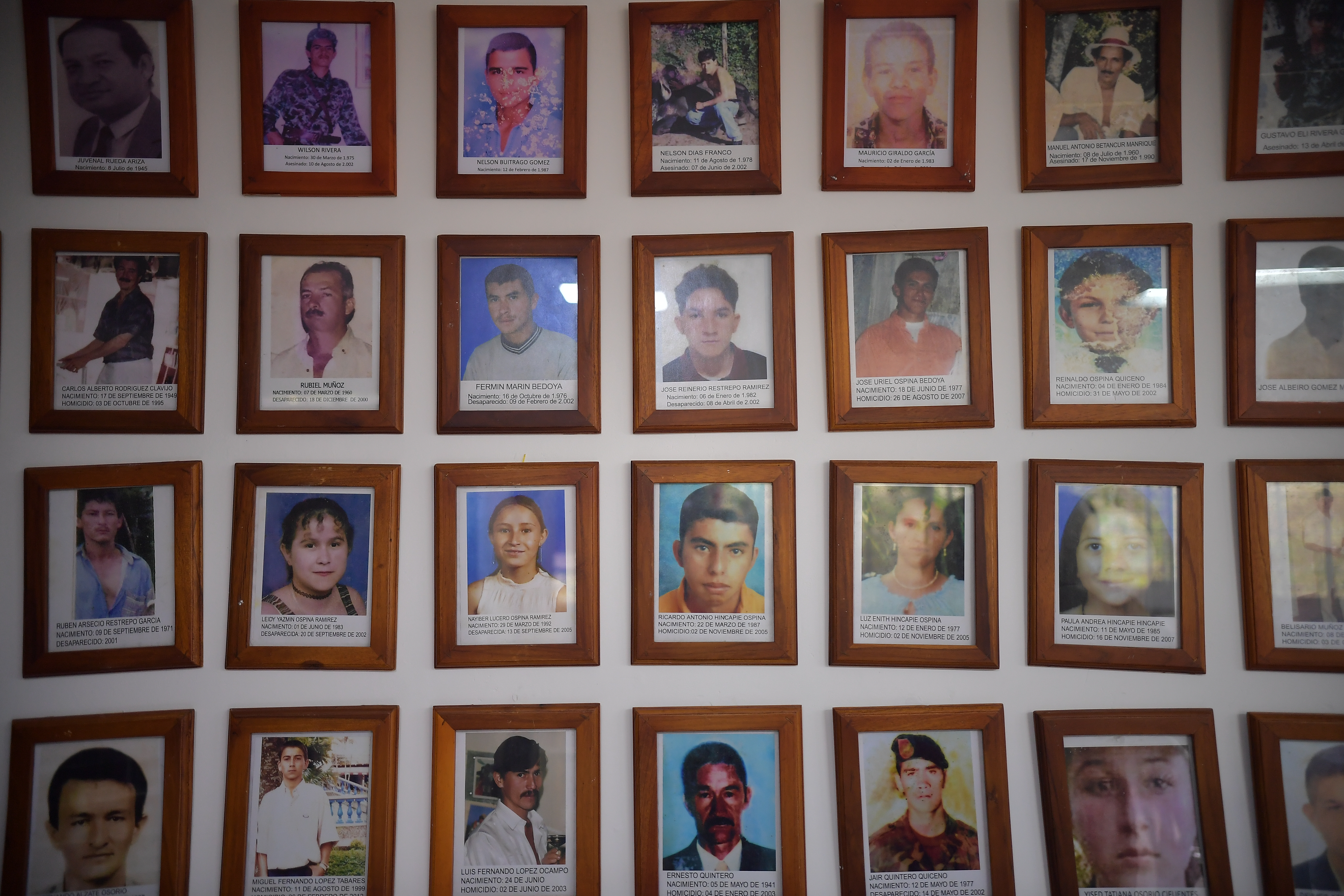 Retratos, familiares y otros elementos de personas que se encuentran desaparecidas y que se encuentran en la galería de la memoria