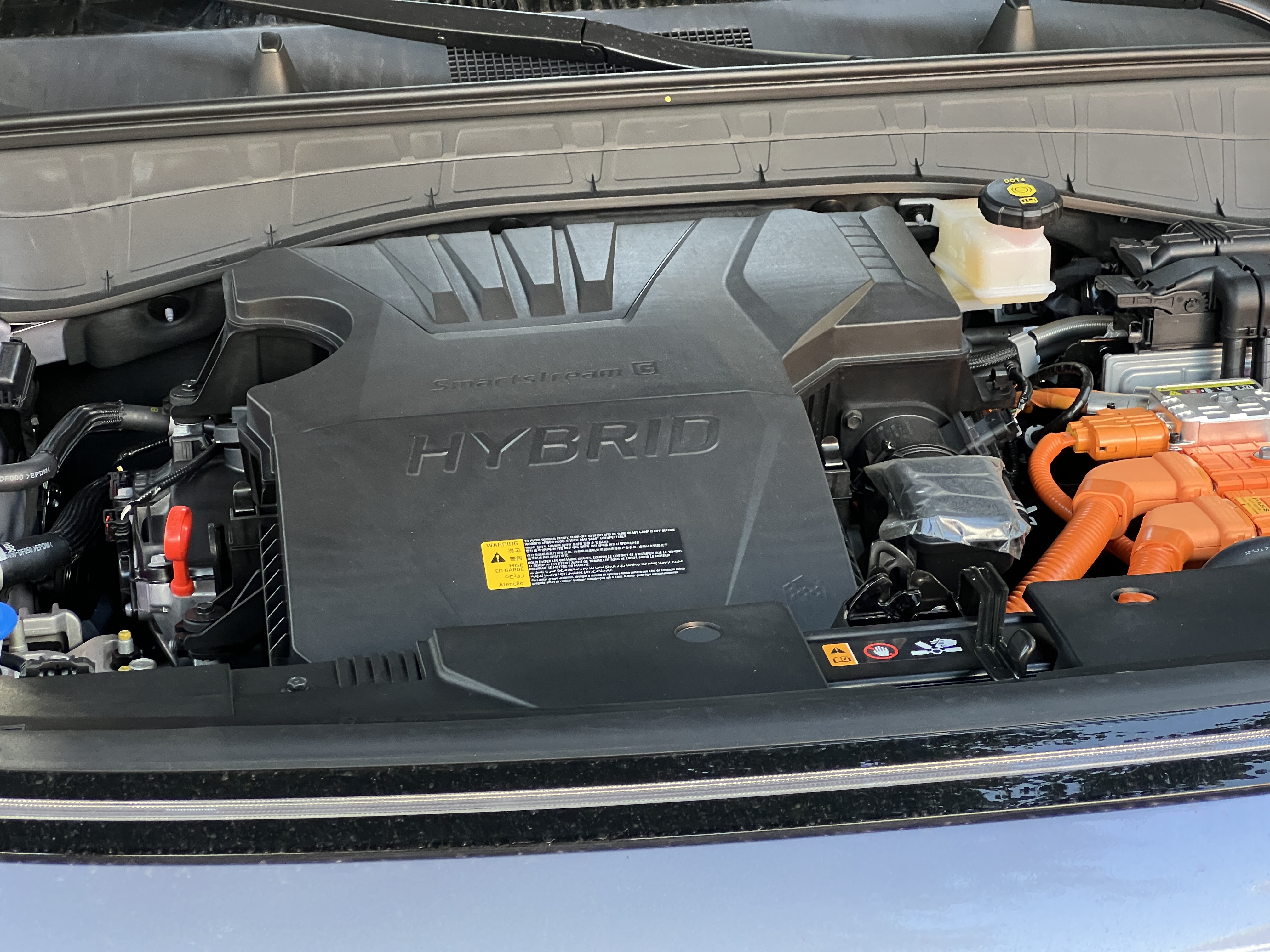 Kona usa un motor de 1.6 litros y una batería de iones de litio de 1,32 kWh y 240 V. Se acopla a una caja automática de seis velocidades.