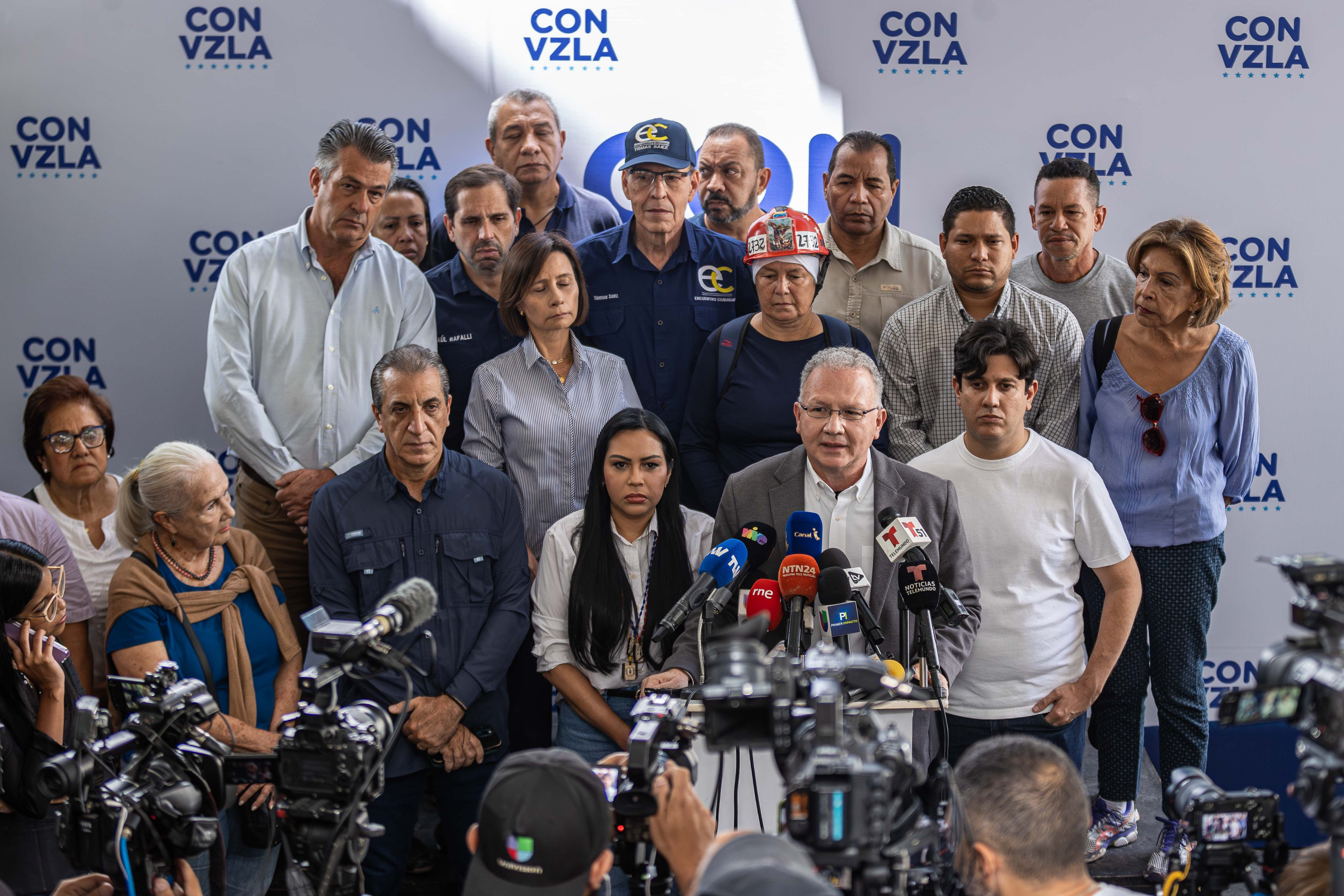 AME7475. CARACAS (VENEZUELA), 02/08/2024.- El abogado Perkins Rocha Contreras (2-d), asesor jurídico del Comando Con Venezuela, habló durante una rueda de prensa sobre los hechos ocurridos la madrugada de este viernes en la sede del comando ubicada en Caracas (Venezuela). El partido de la líder opositora de Venezuela María Corina Machado, Vente Venezuela, denunció este viernes un "atraco" a su sede durante la madrugada, cuando seis hombres armados y con el rostro cubierto "sometieron a los vigilantes" para "llevarse equipos y documentos". EFE/ Henry Chirinos