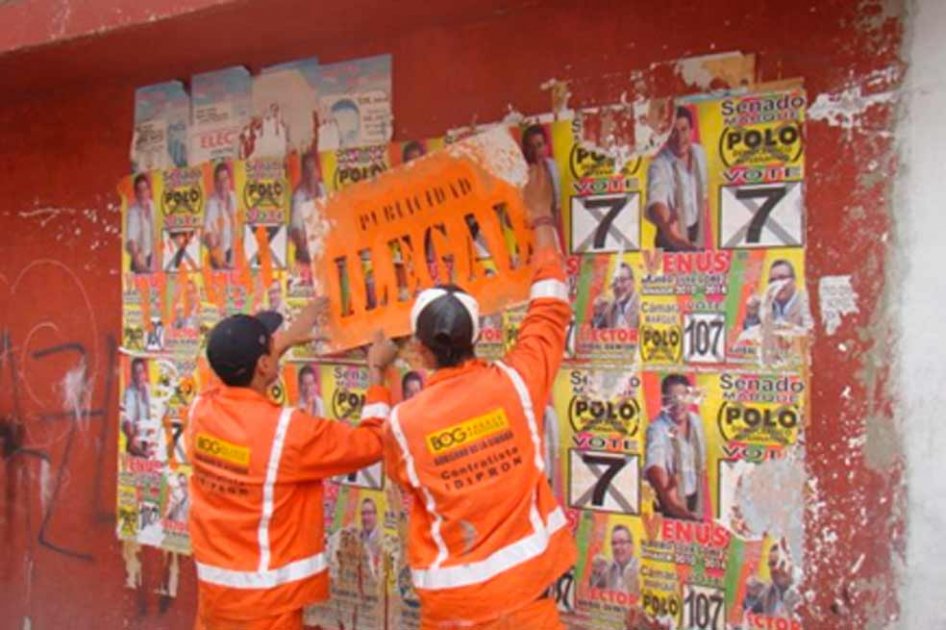 Jóvenes que vivían en la calle ahora limpian muros con publicidad ilegal