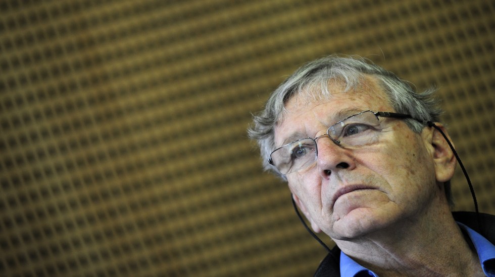 Amos Oz, quien sostuvo en Judas, una de sus obras más polémicas, que su discípulo no sólo no traicionó a Jesús sino que trató de que se convirtiera en el gran triunfador tanto entre los desarrapados de las aldeas de Galilea como en Jerusalén, entre intelectuales y poderosos. 