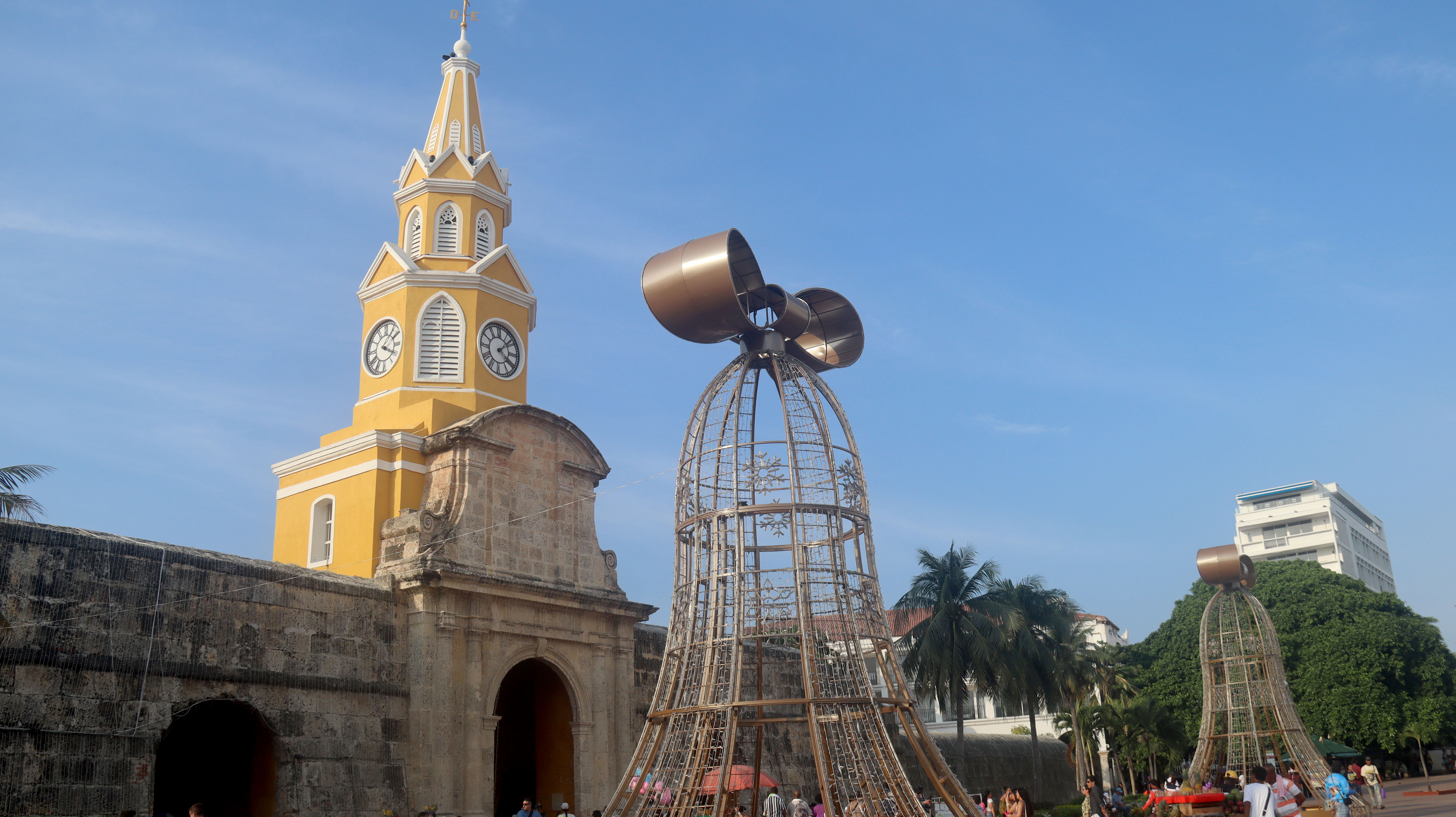 Asimismo, se ha implementado el uso de proyecciones tipo mapping en las fachadas de templos del Centro Histórico, como la Iglesia de San Pedro y la Iglesia de la Trinidad, en el barrio Getsemaní.
