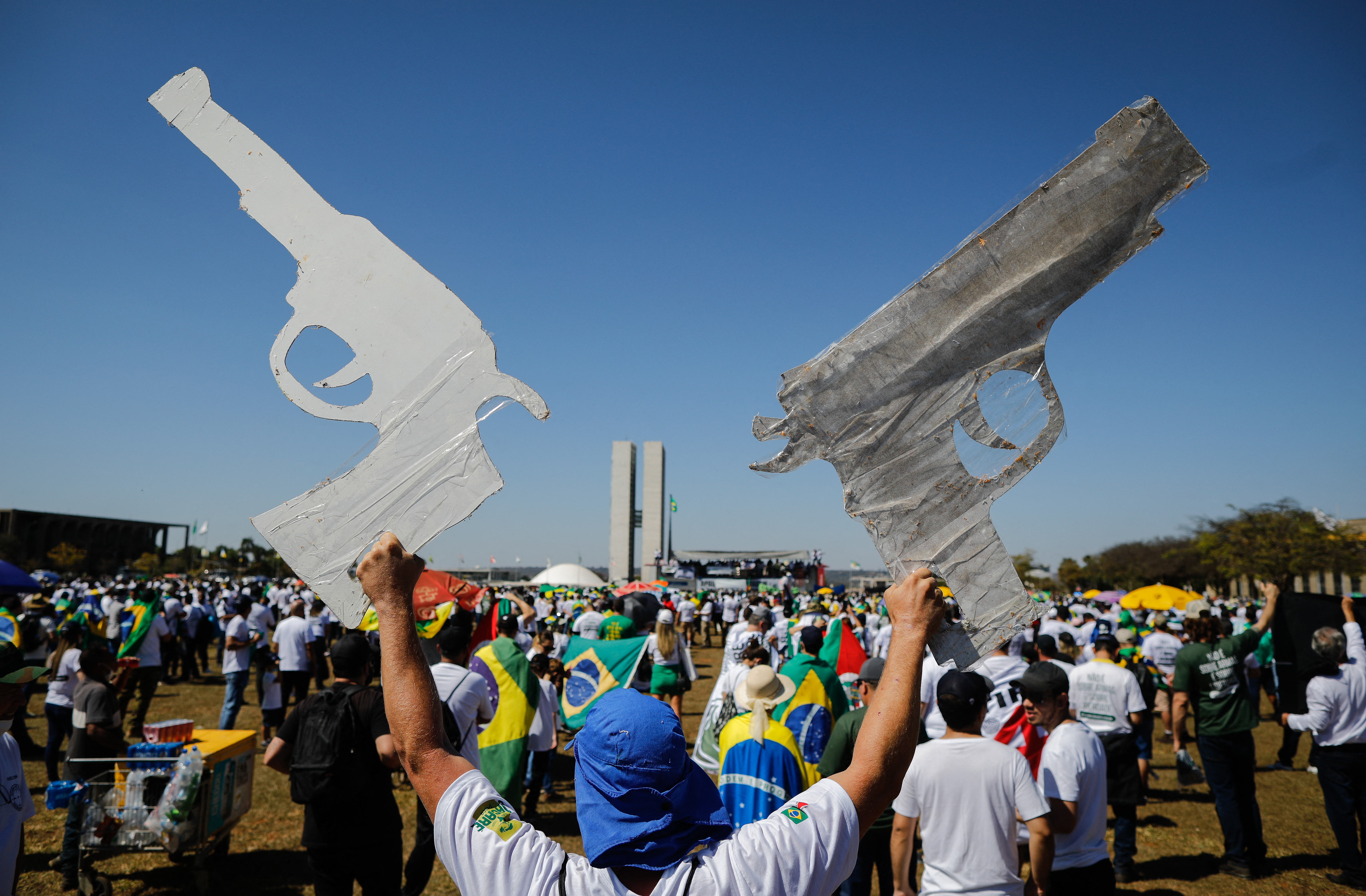 Niño con fusil de juguete es un “ejemplo de civismo” para Brasil, según Bolsonaro