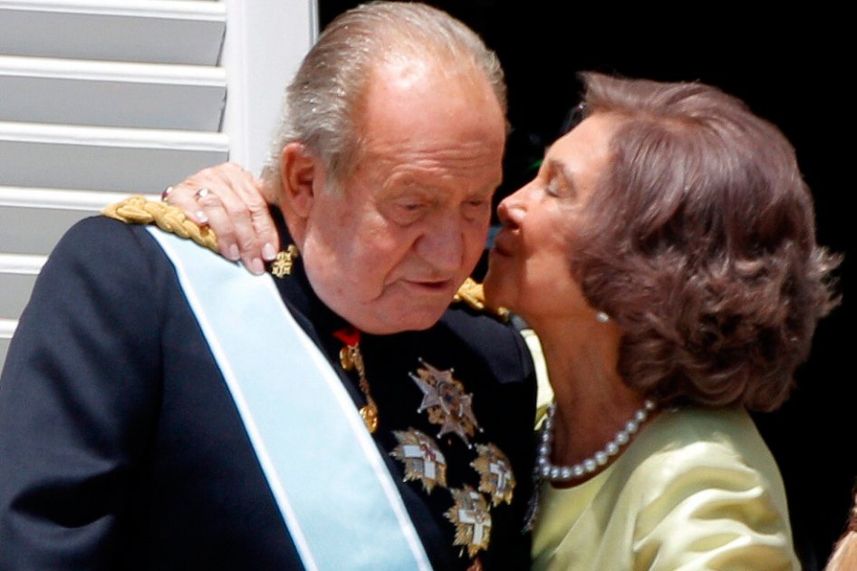 Doña Sofía besa a Don Juan Carlos en el balcón central del Palacio Real.