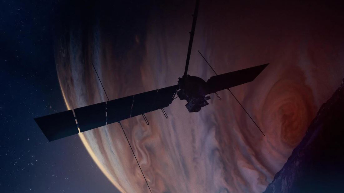 Esta concepción artística muestra la sonda espacial Europa Clipper de la NASA en órbita alrededor de Júpiter mientras pasa sobre la luna helada Europa del gigante gaseoso (abajo a la derecha). La misión, cuya llegada a Júpiter está prevista para abril de 2030, será la primera en dirigirse específicamente a Europa para realizar una investigación científica detallada. /NASA/JPL-Caltech