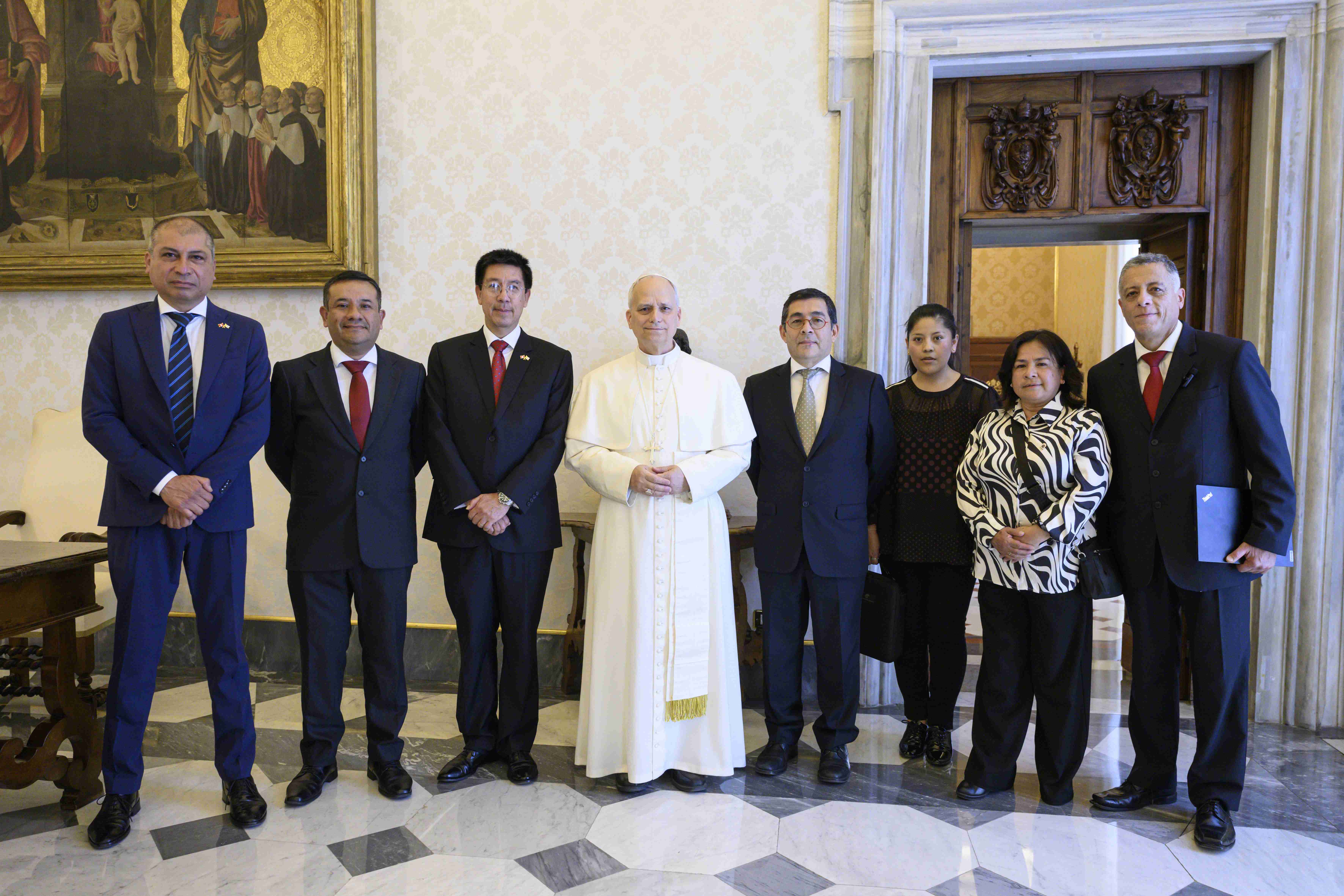El papa León XIV renueva su DNI peruano: funcionarios viajaron hasta el Vaticano