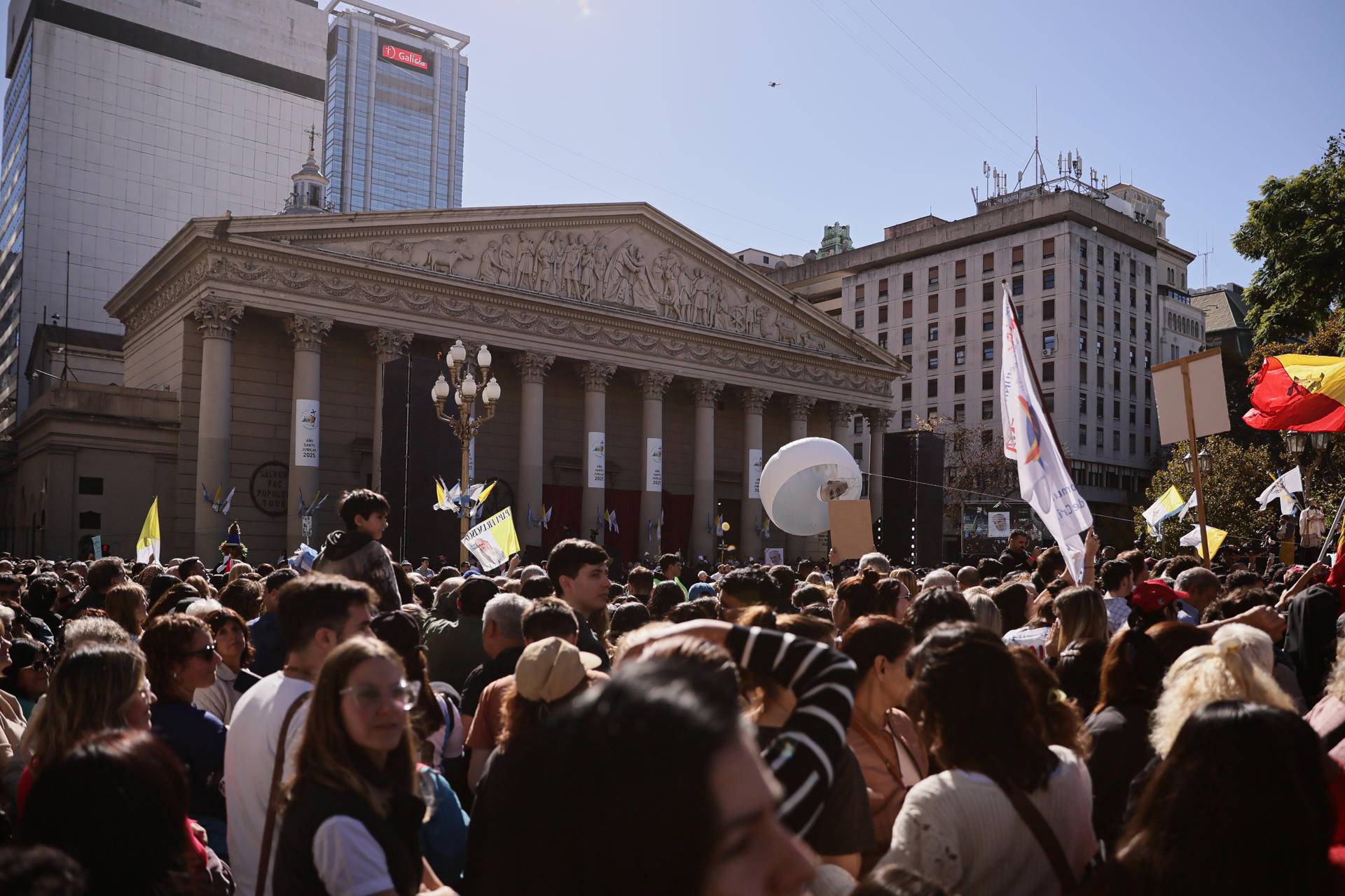 Lágrimas y baile en Buenos Aires para despedir al papa que nunca volvió