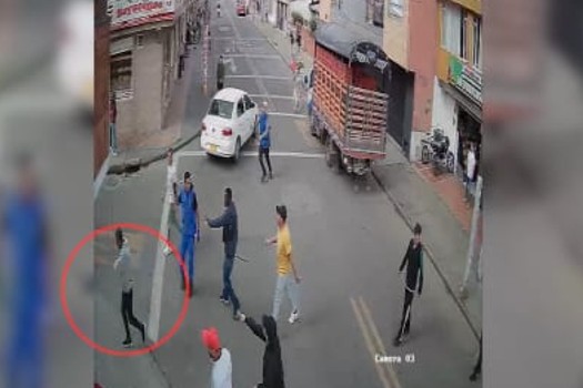 Comunidad evitó feminicidio en Bogotá con palos y garrotes