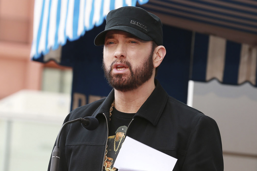 Eminem recibió una demanda de 10 millones por parte de us mamá, Debbie. Ella decía que no estaba de acuerdo con la forma a que se refería ella en sus canciones o entrevistas.