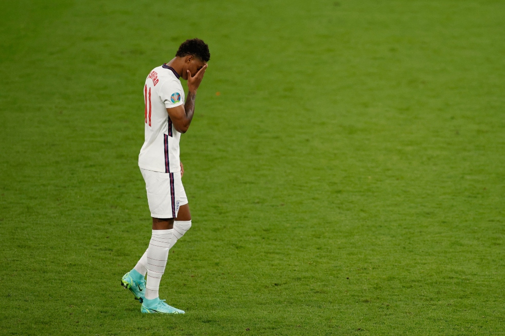 La cadena de insultos racistas contra jugadores ingleses que avergüenza al fútbol