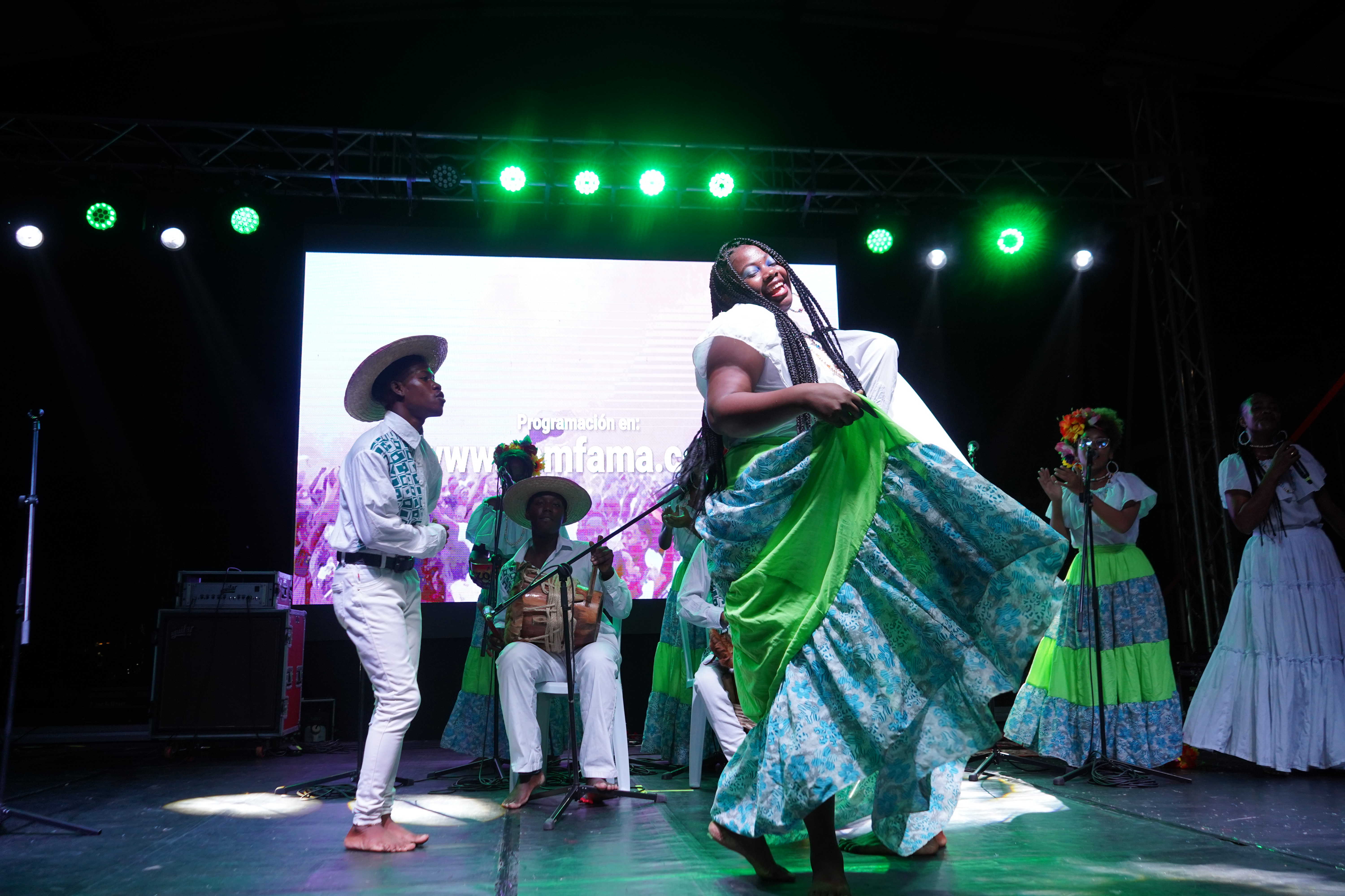 El cierre del segundo día estuvo a cargo de la agrupación tradicional de bullerengue Corazón de Tambó quien animó al público a subirse al escenario en una auténtica parranda de bullerengue.