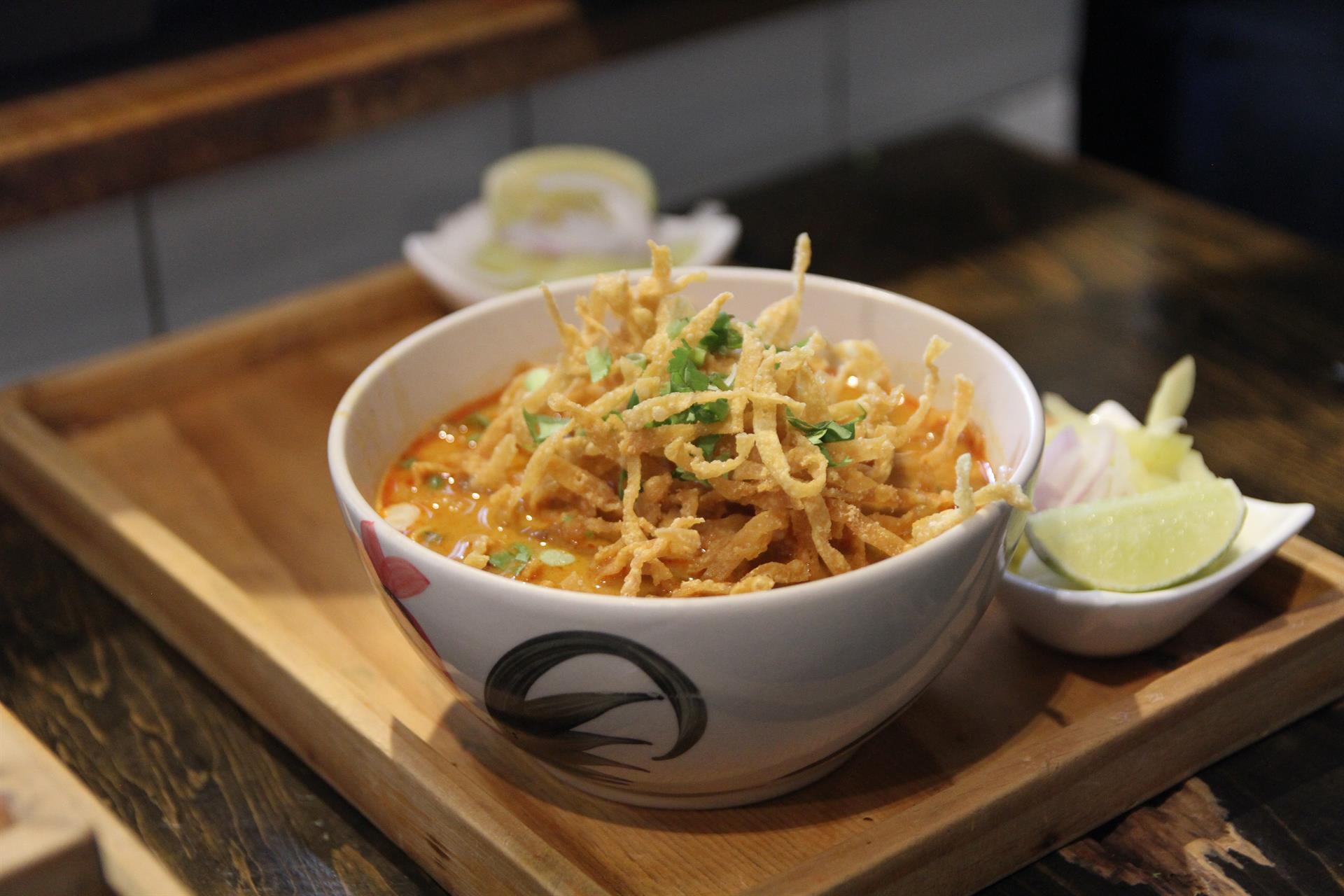 “Khao Soi”, la sopa de “las abuelas” tailandesas que conquistó al mundo