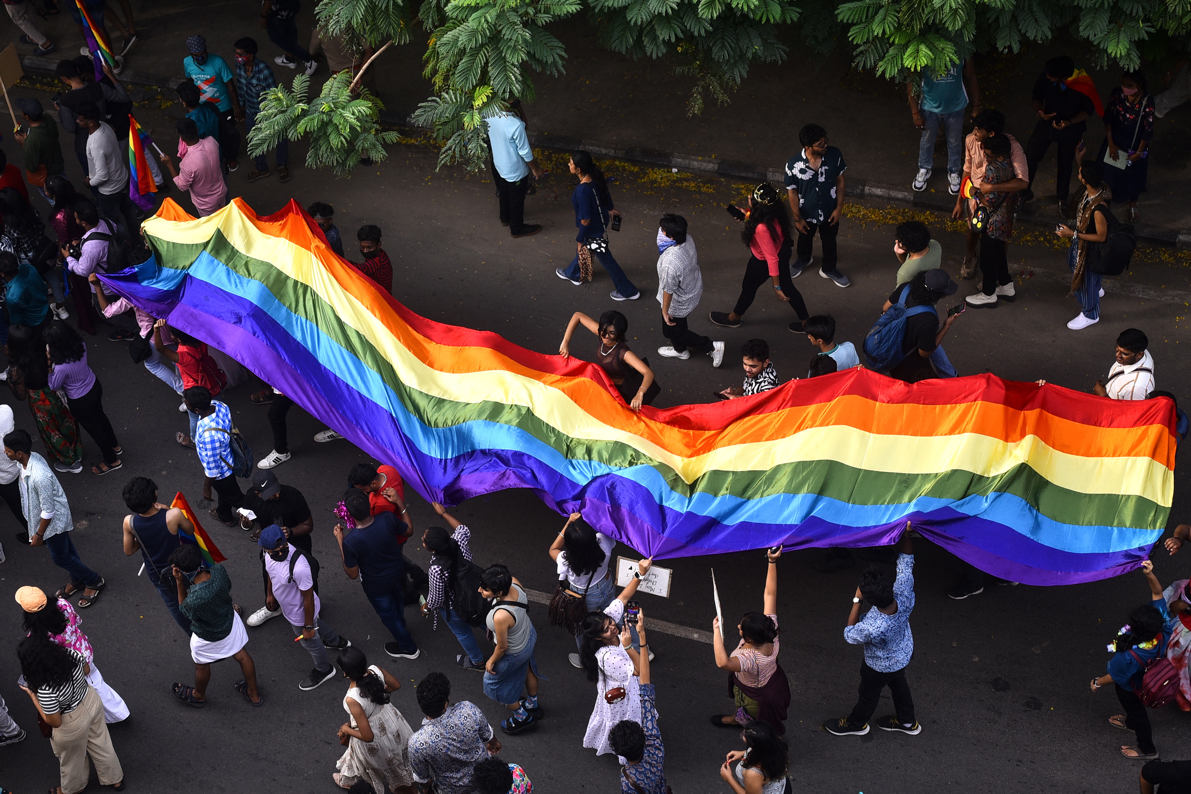 Chennai (India), 25/06/2023.- Supporters of the LGBTQ (Lesbian, gay, bisexual, transgender and queer) community and gender rights activists take part in the Chennai Rainbow Pride Parade to celebrate Pride Month, in Chennai, India, 25 June 2023. Pride month is celebrated across the world every year in the month of June to raise awareness and promote equal rights for the LGBTQ community. EFE/EPA/IDREES MOHAMMED