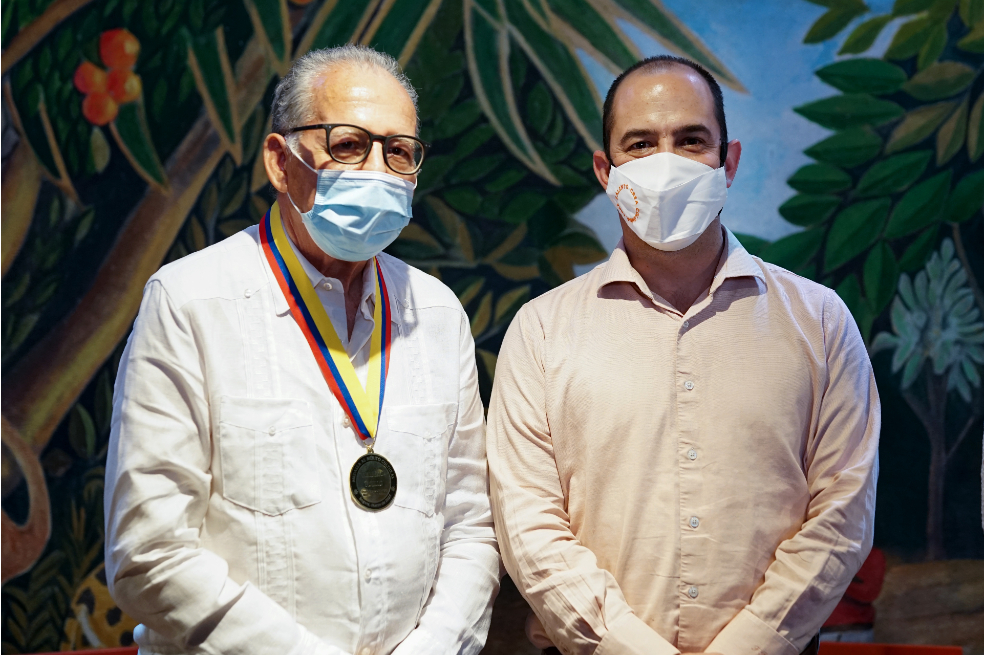 El periodista Heriberto Fiorillo recibe la medalla al mérito cultural