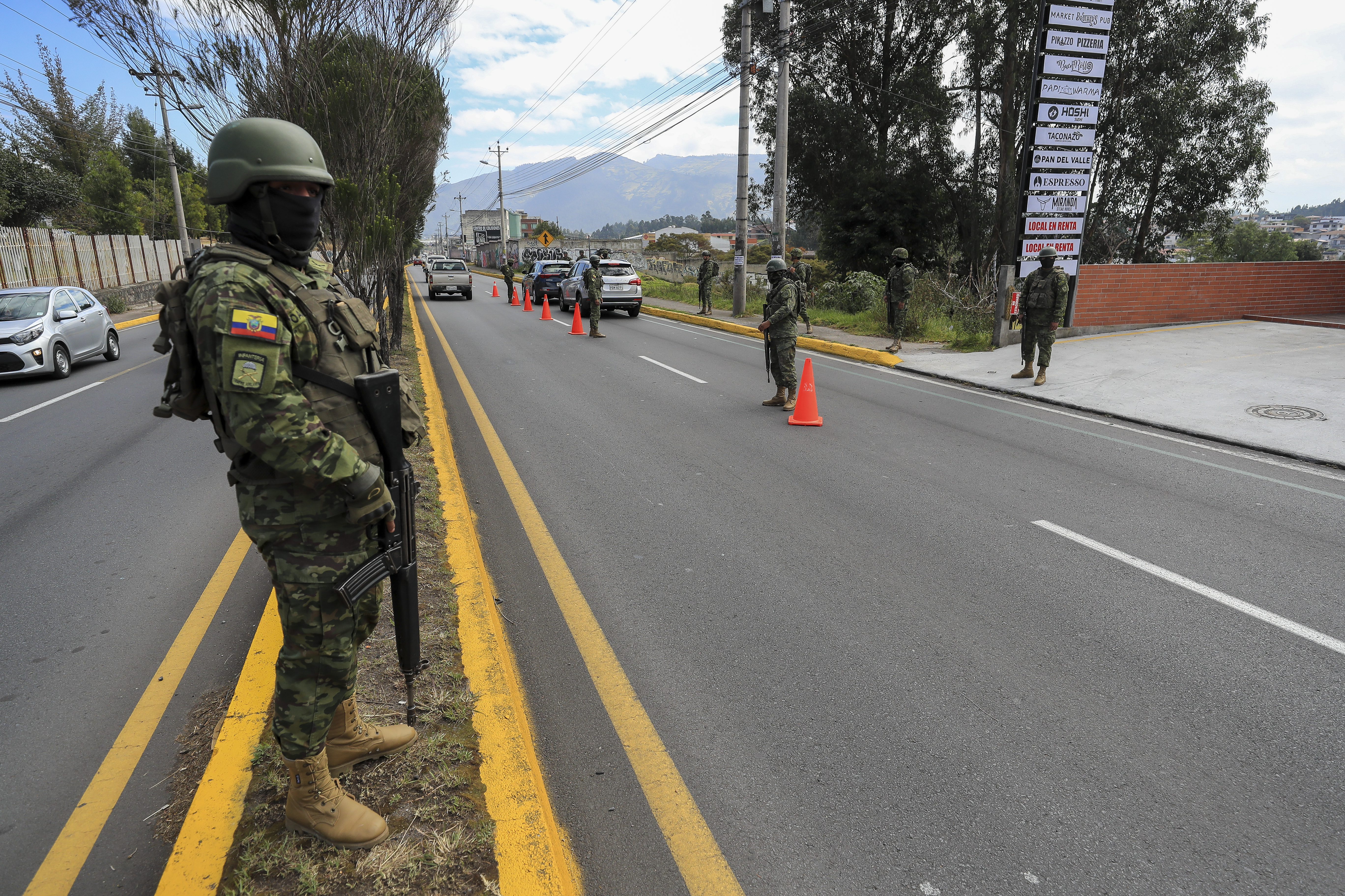 -FOTODELDÍA- AME1745. QUITO (ECUADOR), 16/08/2023.- Militares ecuatorianos revisan vehículos en busca de armas, cumpliendo con el estado de excepción decretado por el presidente de Ecuador, Guillermo Lasso, tras el atentado al candidato a la presidencia Fernando Villavicencio y buscando la seguridad durante los comicios presidenciales del próximo domingo 20 de agosto, hoy en Quito (Ecuador). EFE/José Jácome